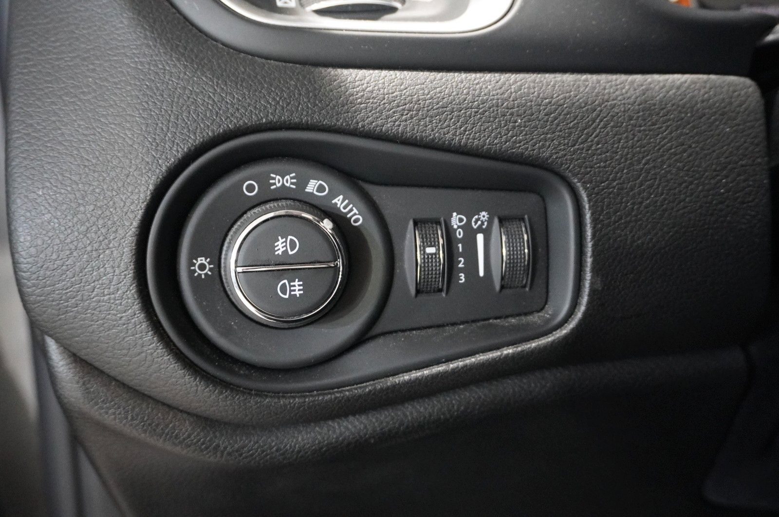 Fahrzeugabbildung Jeep Renegade 1.4 LIMITED 4WD BI-XENON/SHZ/PANO./DAB+