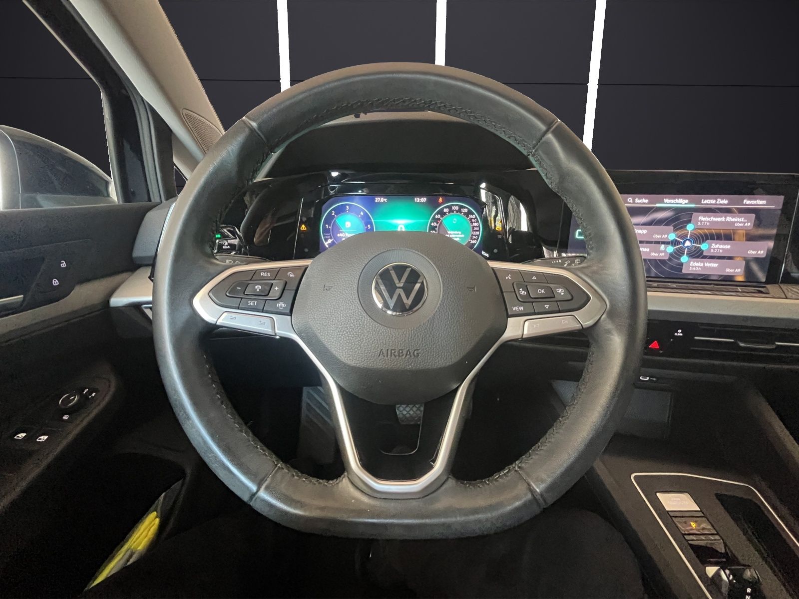 Fahrzeugabbildung Volkswagen Golf VIII Variant TDI Life DSG LED Navi AID PDC