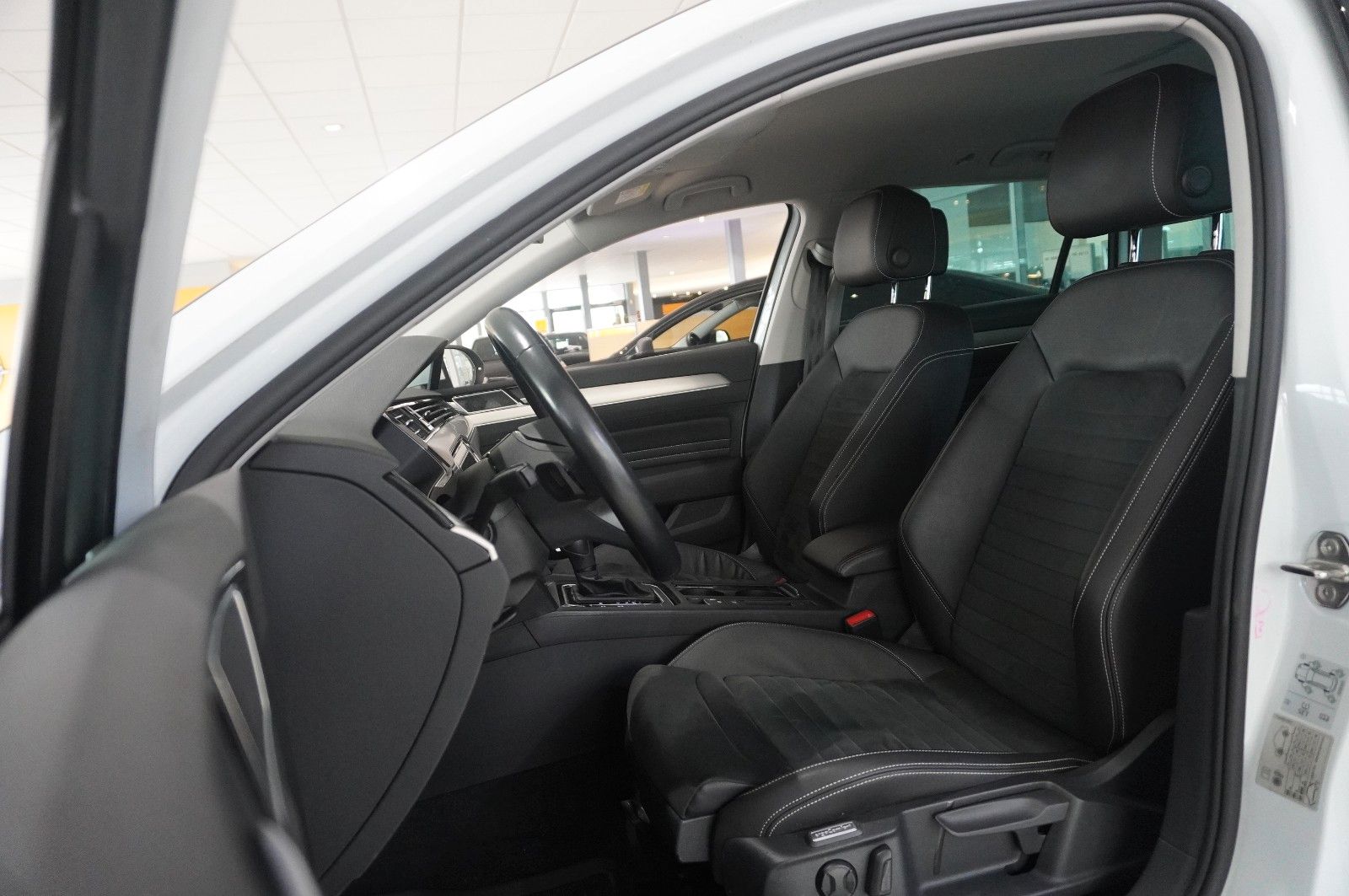 Fahrzeugabbildung Volkswagen Passat Vari. 2.0D R-LINE 4M NAVI/LED/KAMERA/AHK