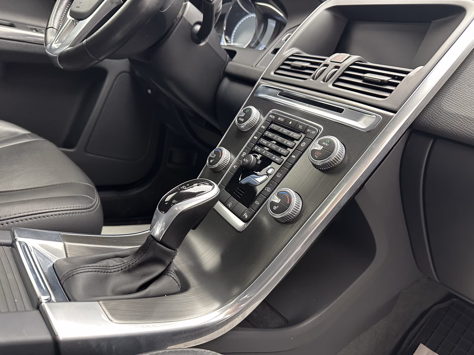 Volvo XC60 Summum 2WD "LEDER-NAVI-PANO-SITZH-PDC-ALU"