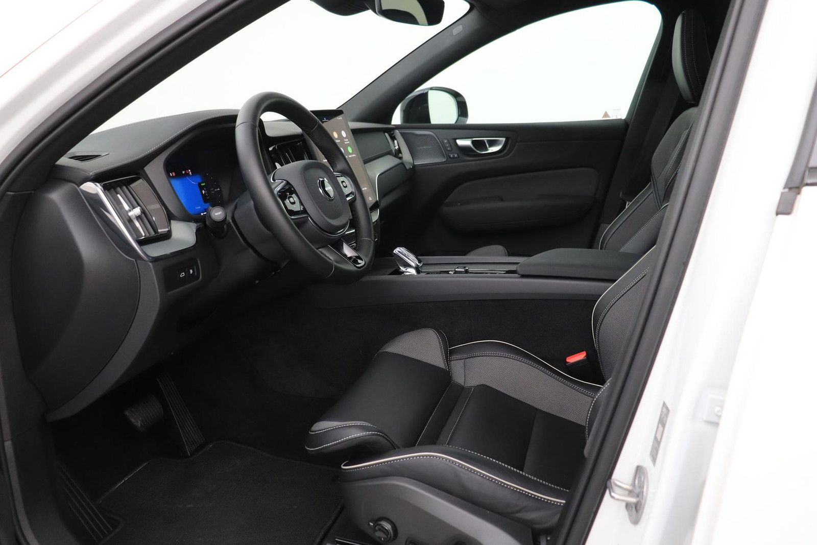 Volvo XC60 T6 Ultra Black Edition | FACELIFT | Harman/ imagem 3