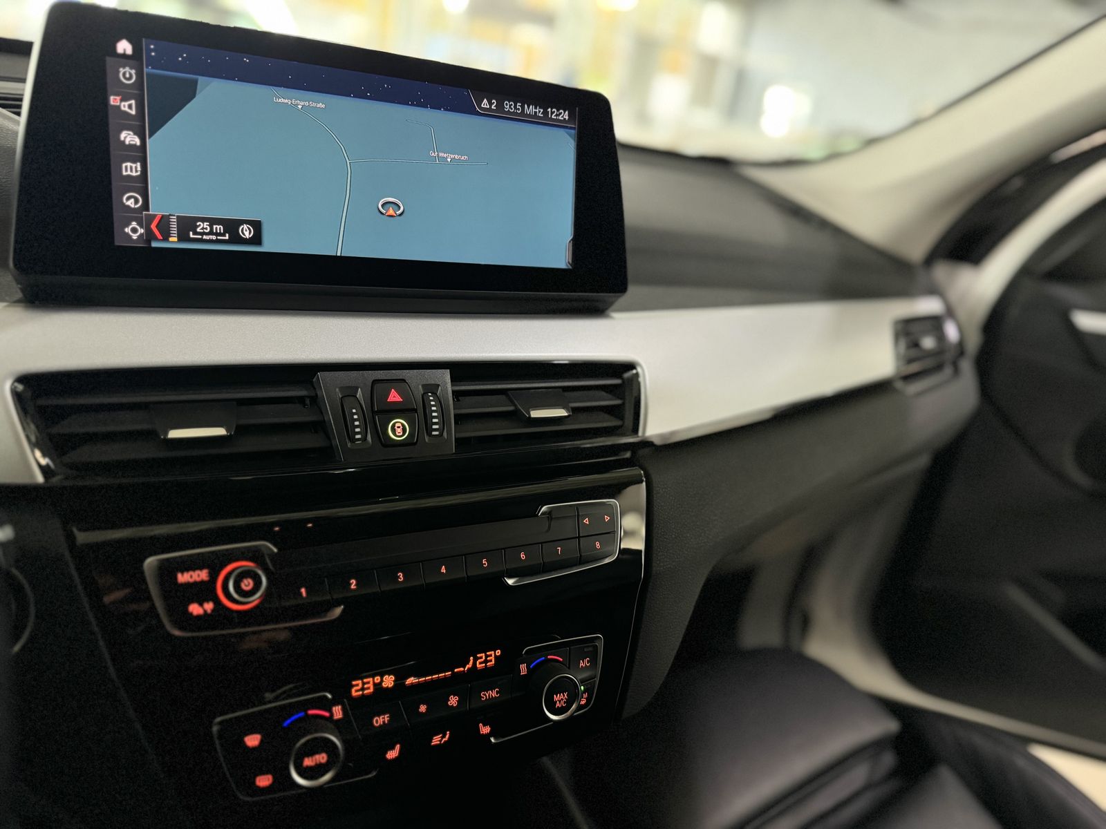 Fahrzeugabbildung BMW X1 sD18d Kamera HUD DAB HiFi Navi+ Leder Sport