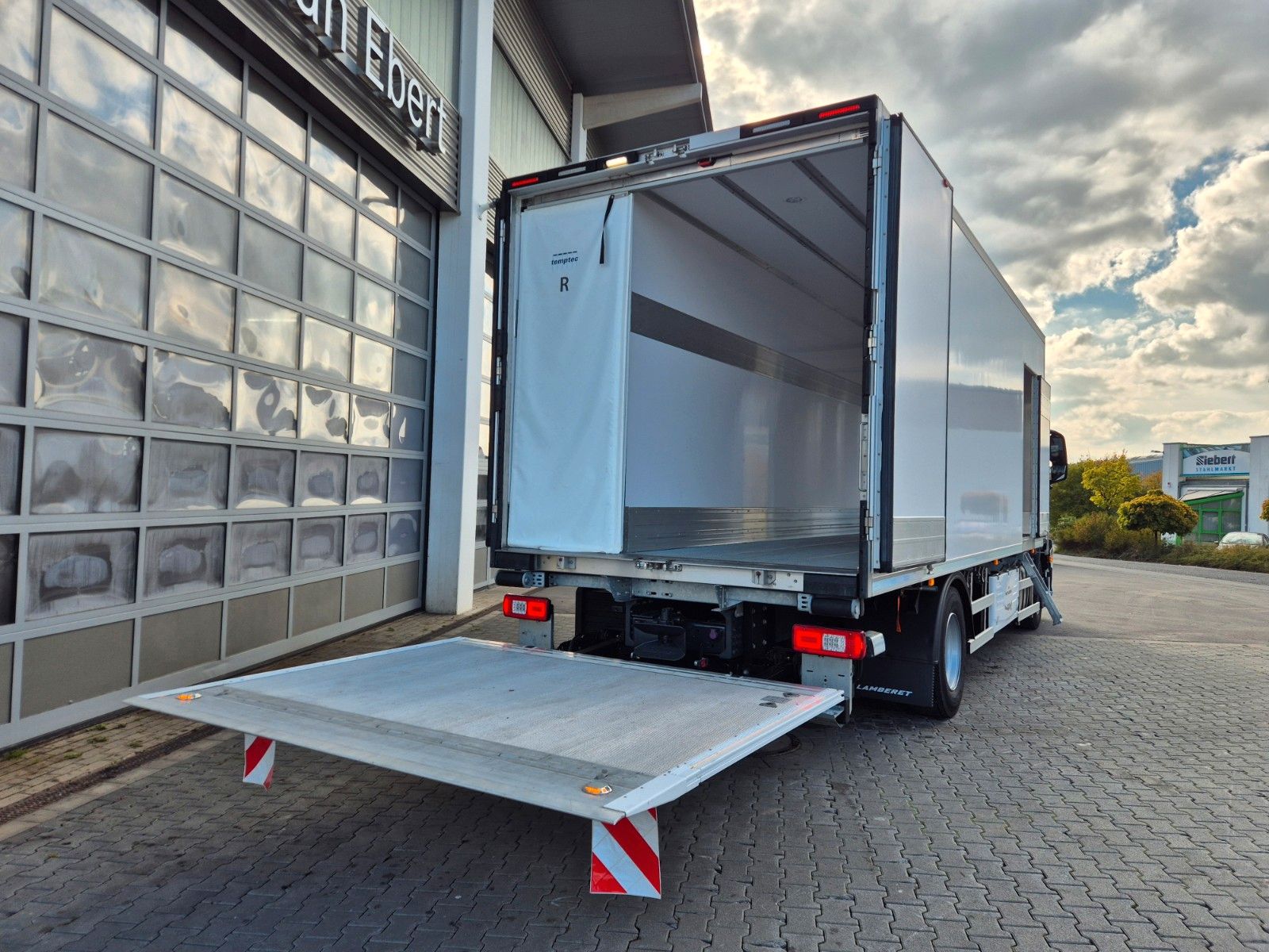 Fahrzeugabbildung Iveco AD190S40/FP Lamberet Mitsubishi LBW Tür AHK