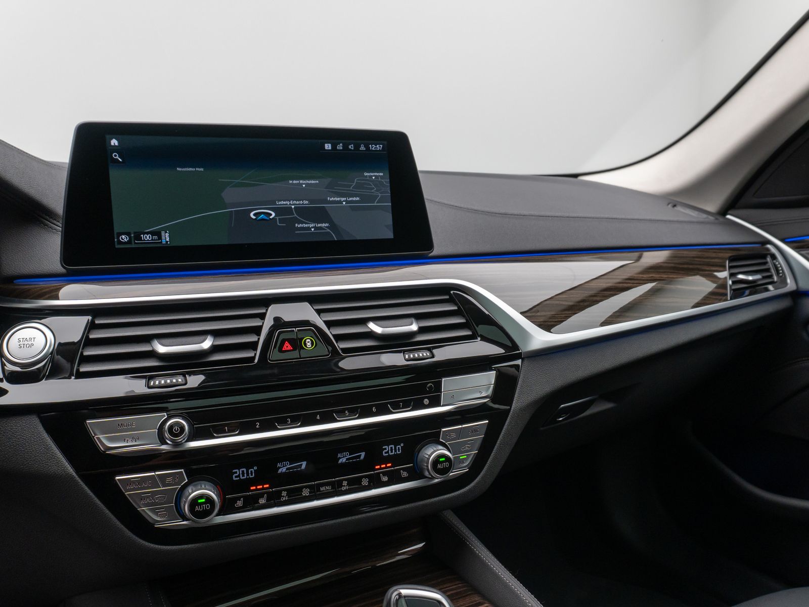 Fahrzeugabbildung BMW 530e xD LuxuryLine 360°Glasdach HUD HiFi Massage