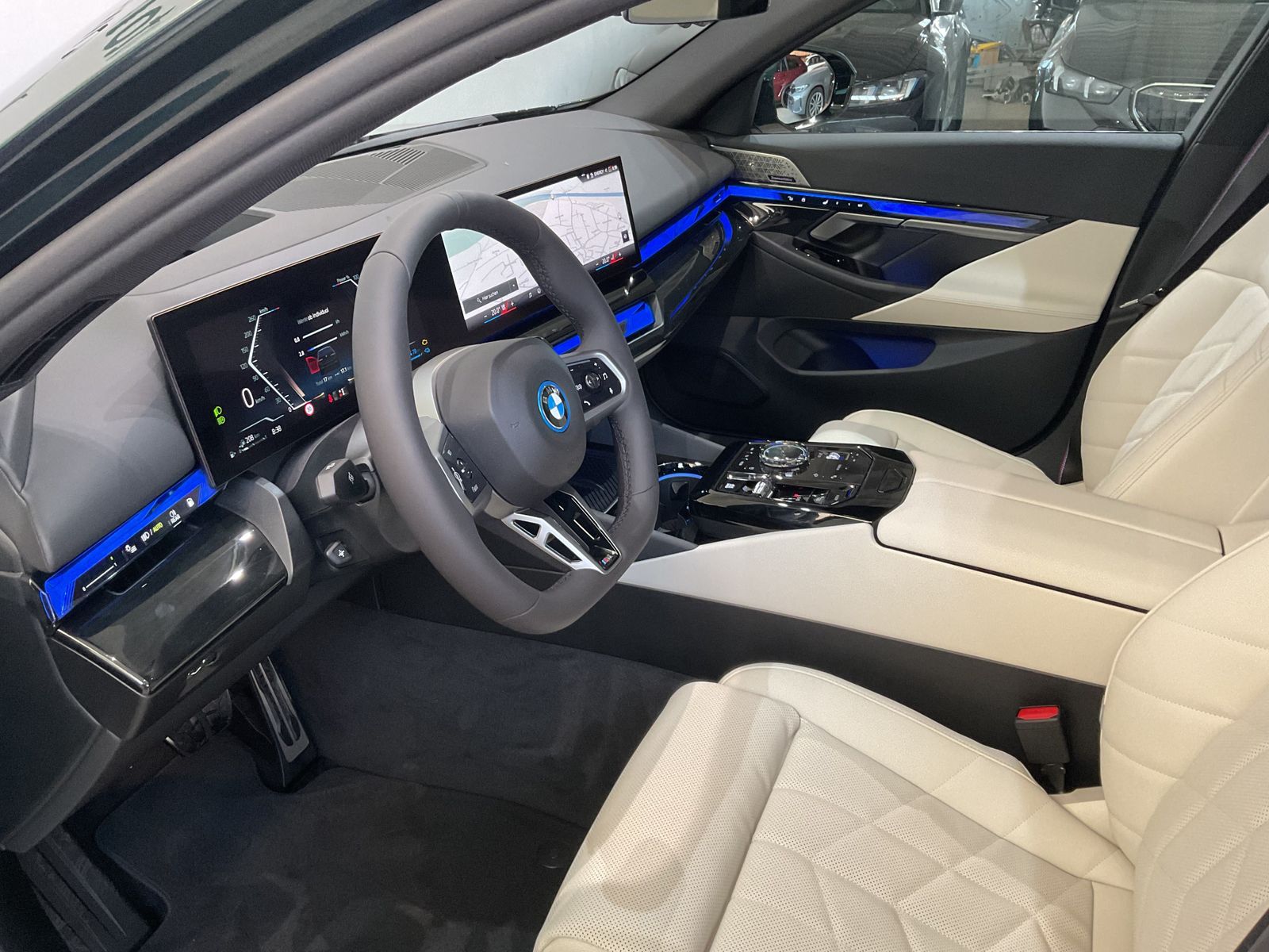Fahrzeugabbildung BMW 550e xDrive Individuallackierung, 21" Räder, Sit