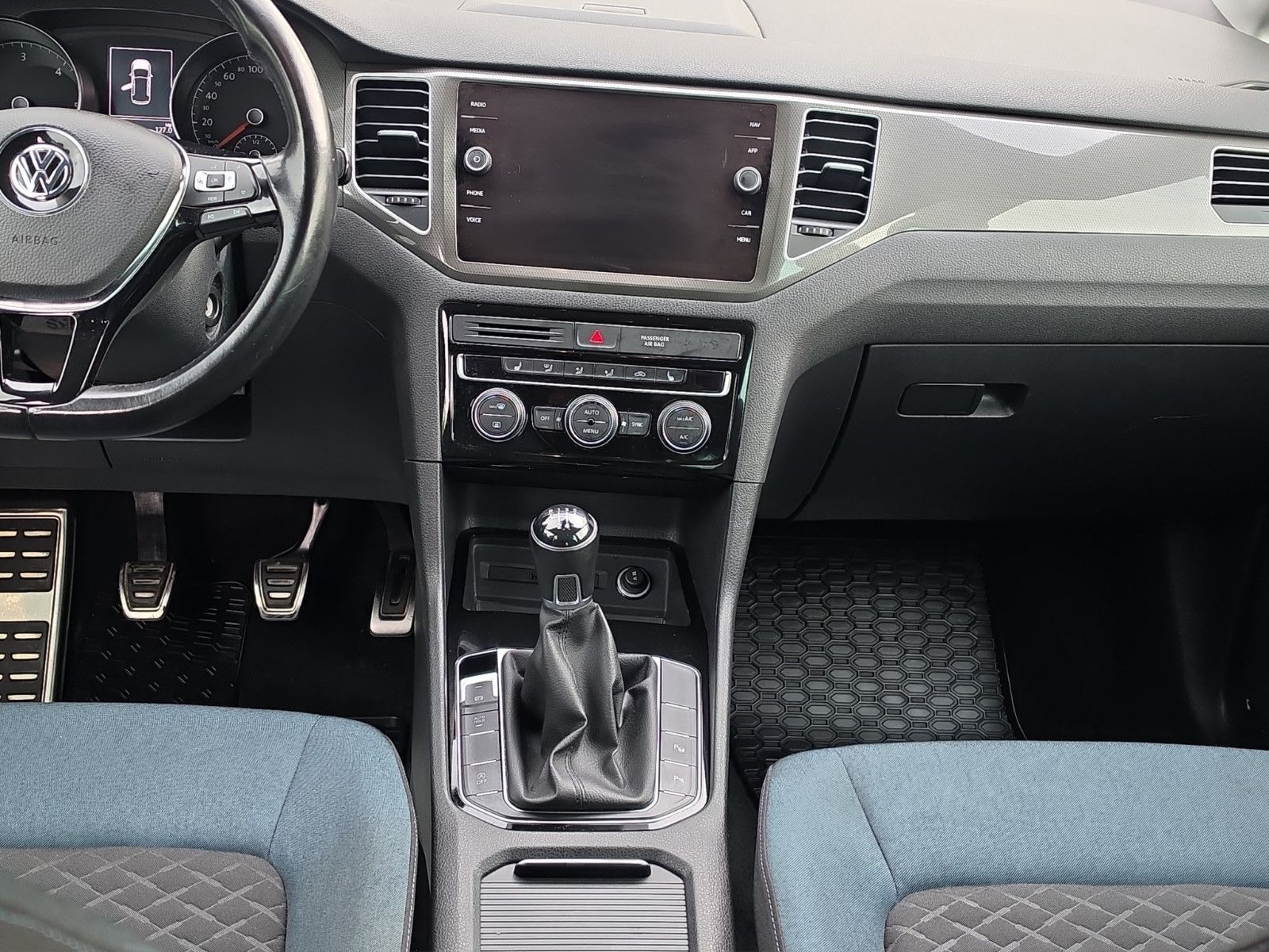Fahrzeugabbildung Volkswagen Golf Sportsvan VII IQ.DRIVE AHK NAVI SHZ