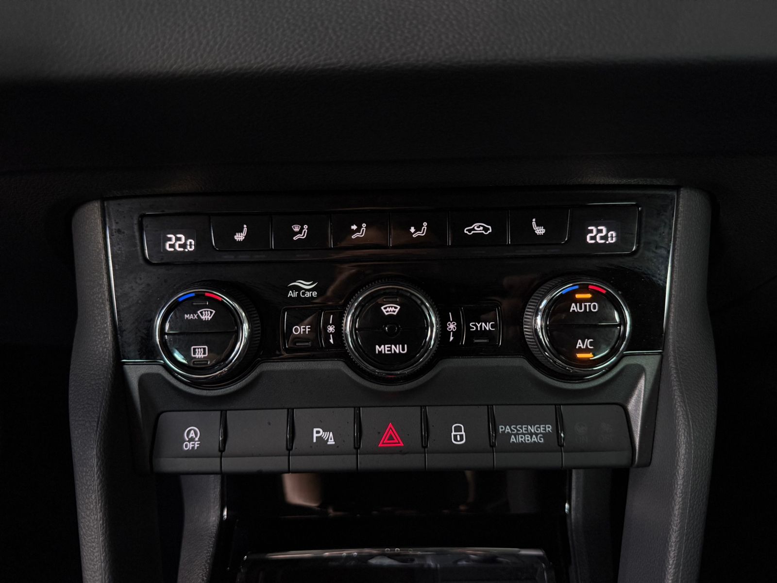 Fahrzeugabbildung SKODA KAROQ 1.5 TSI DSG AHK AMB LED NAVI