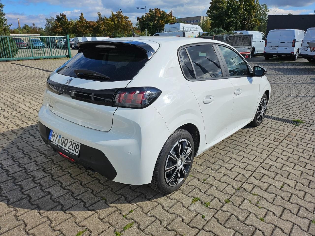 Fahrzeugabbildung Peugeot Active Pack Winterräder DAB, LED, ESP