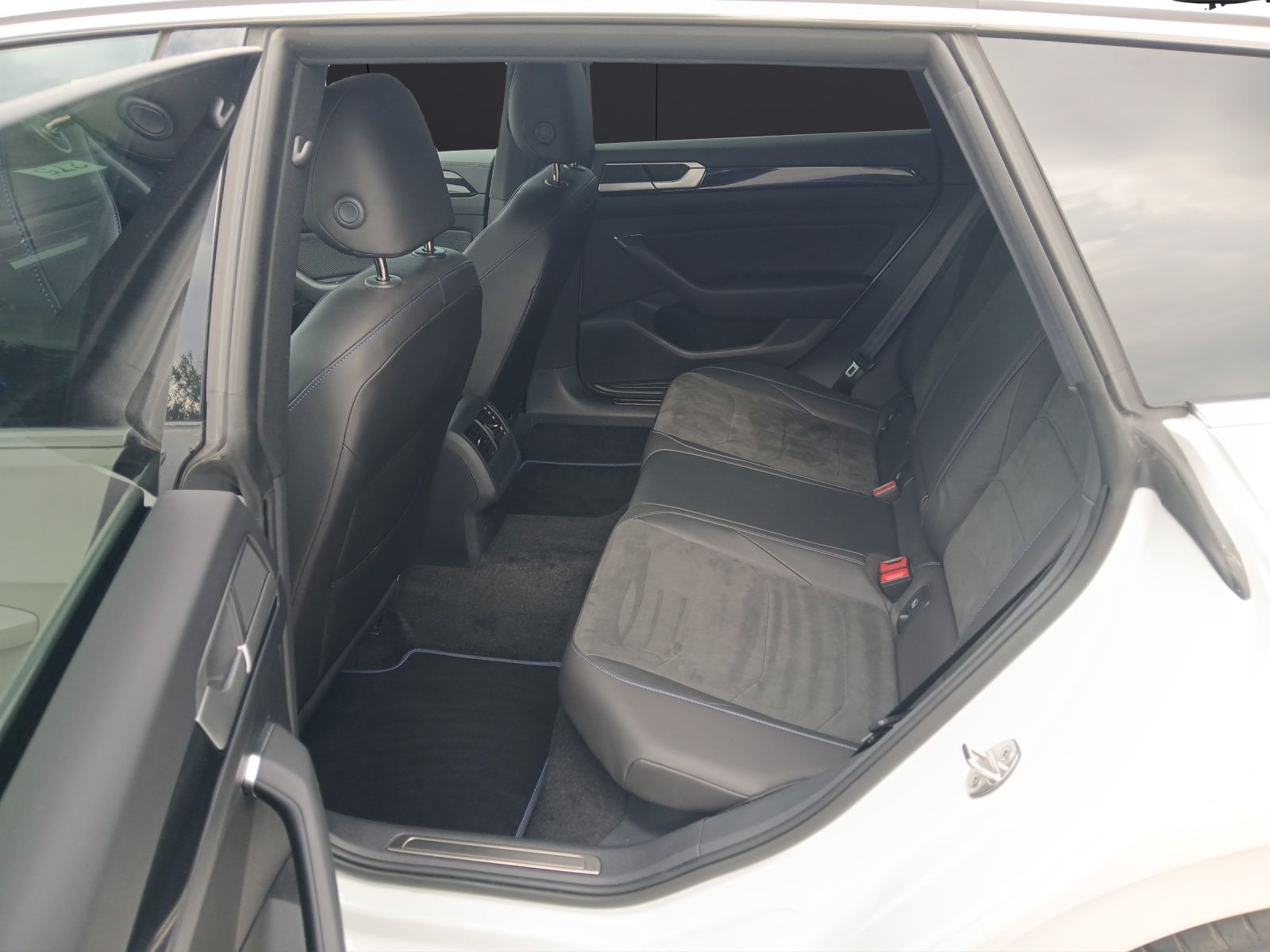 Fahrzeugabbildung Volkswagen Arteon SB R 4M R-Line Matrix AHK Navi  Pano HUD