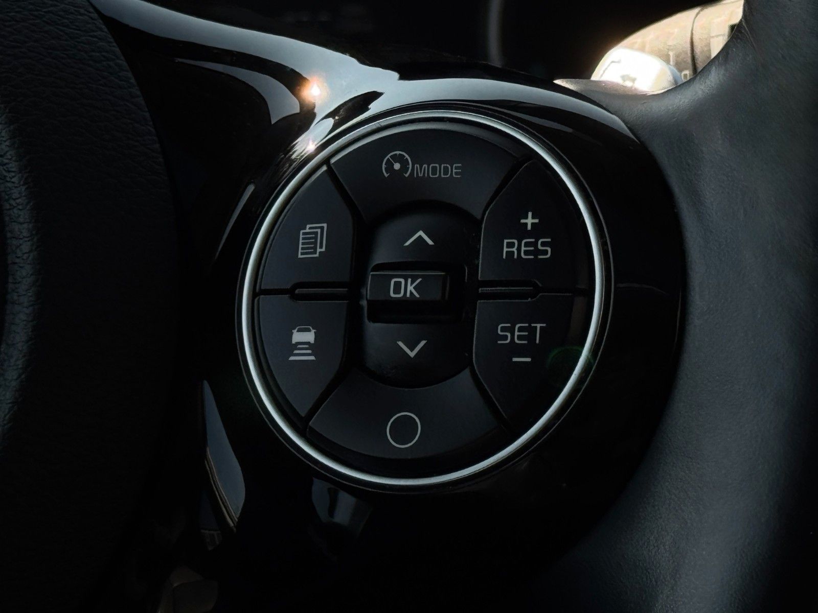 Fahrzeugabbildung Kia E-Soul 64kWh Spirit Schiebedach CarPl. H&K ACC