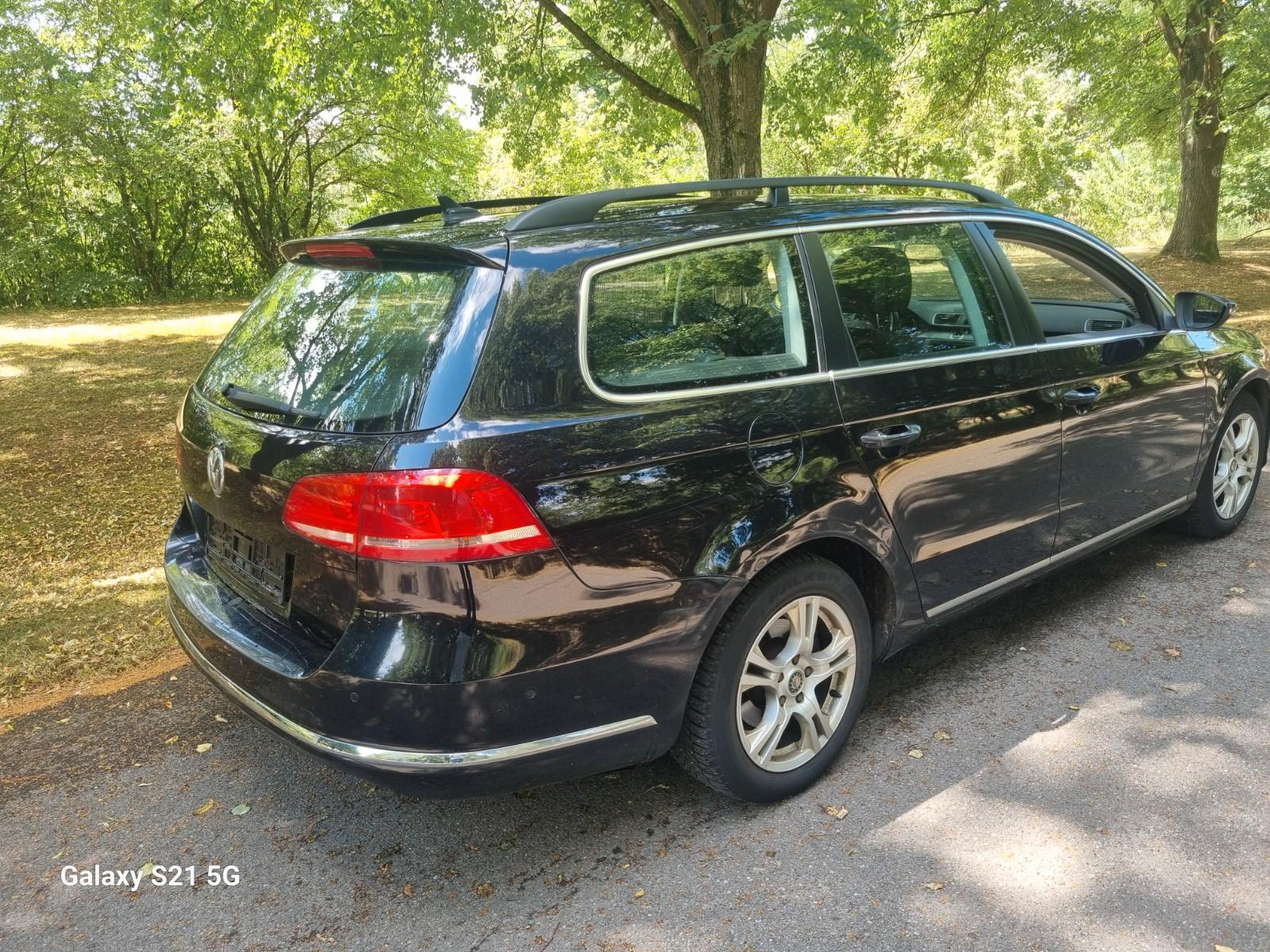Volkswagen Passat 2011 — rear view