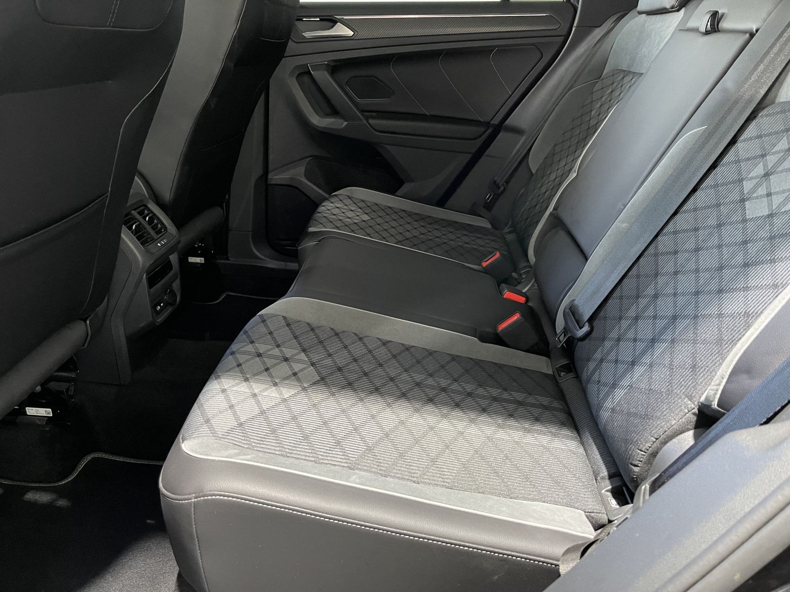 Fahrzeugabbildung Volkswagen Tiguan R-Line 2.0 TDI*4Motion*AHK*Cam*Q.DRIVE*