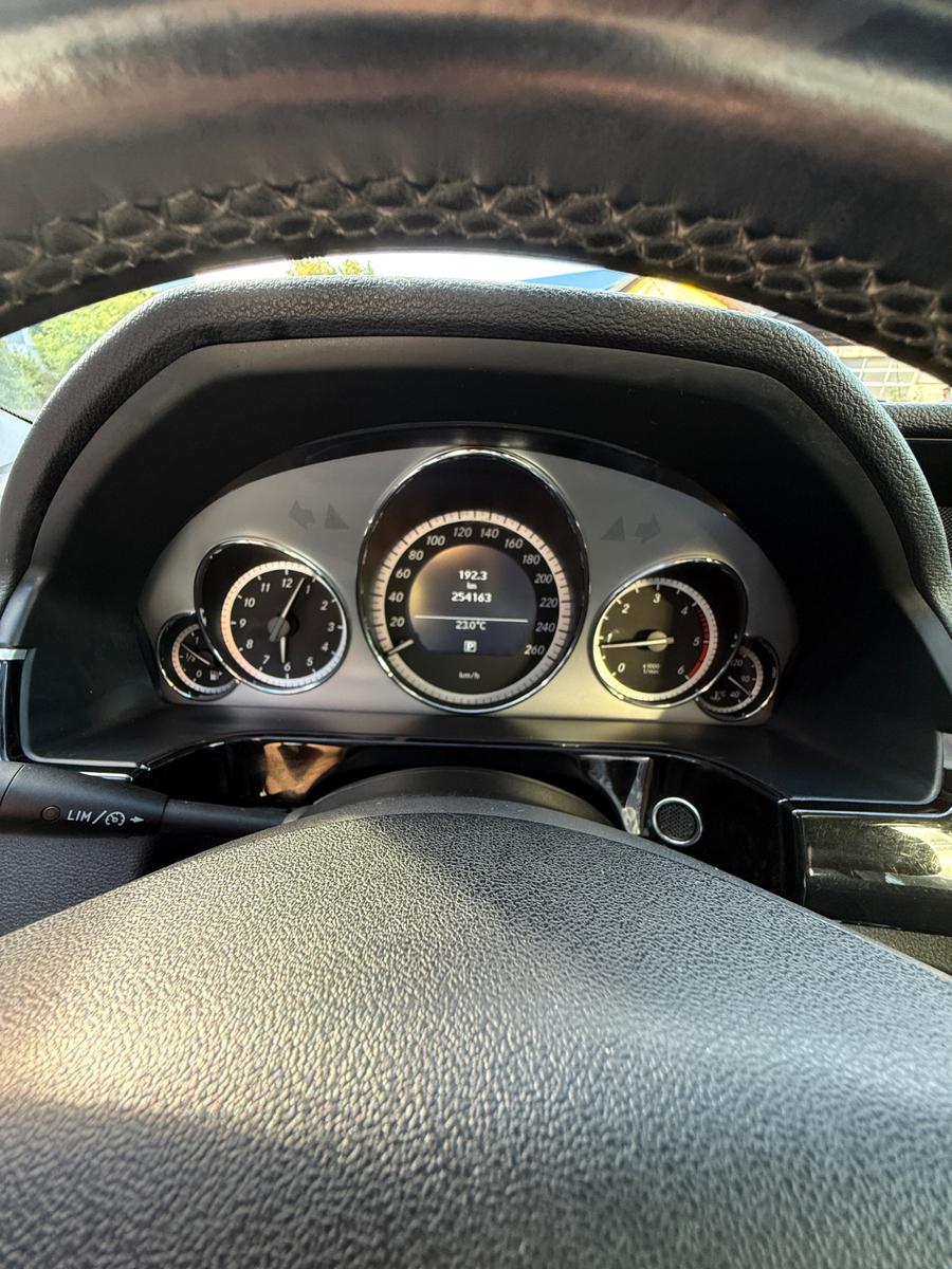 Mercedes-Benz E200 2011 — photo 12