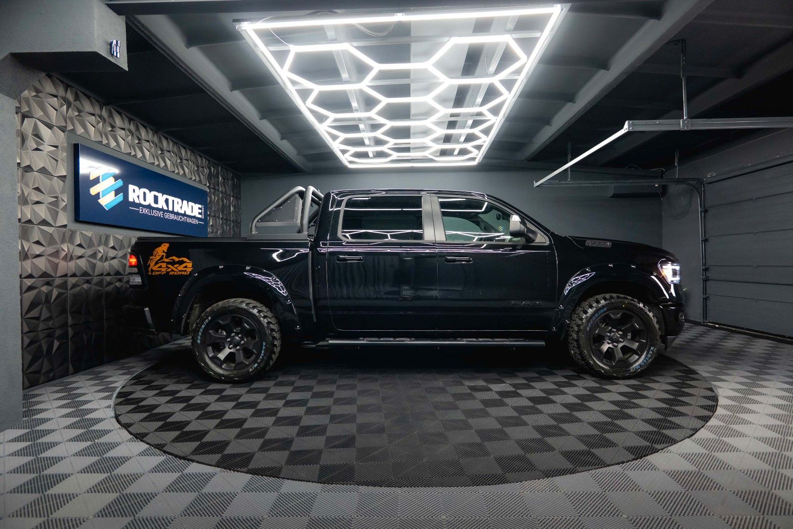 Fahrzeugabbildung Dodge RAM 5.7 V8 HEMI 4x4 OFFROAD Night-Paket *LED*19%