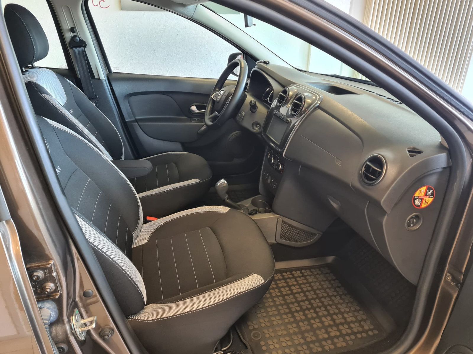 Fahrzeugabbildung Dacia Logan MCV II Kombi Stepway / KLIMA / NAVI