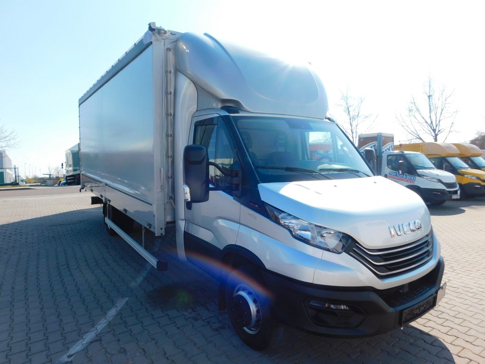 Fahrzeugabbildung Iveco Daily 70C18H/P Schiebeplane