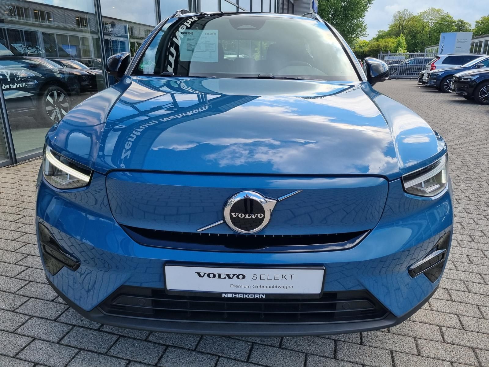 Fahrzeugabbildung Volvo XC40 Plus Recharge Pure Electric 2WD