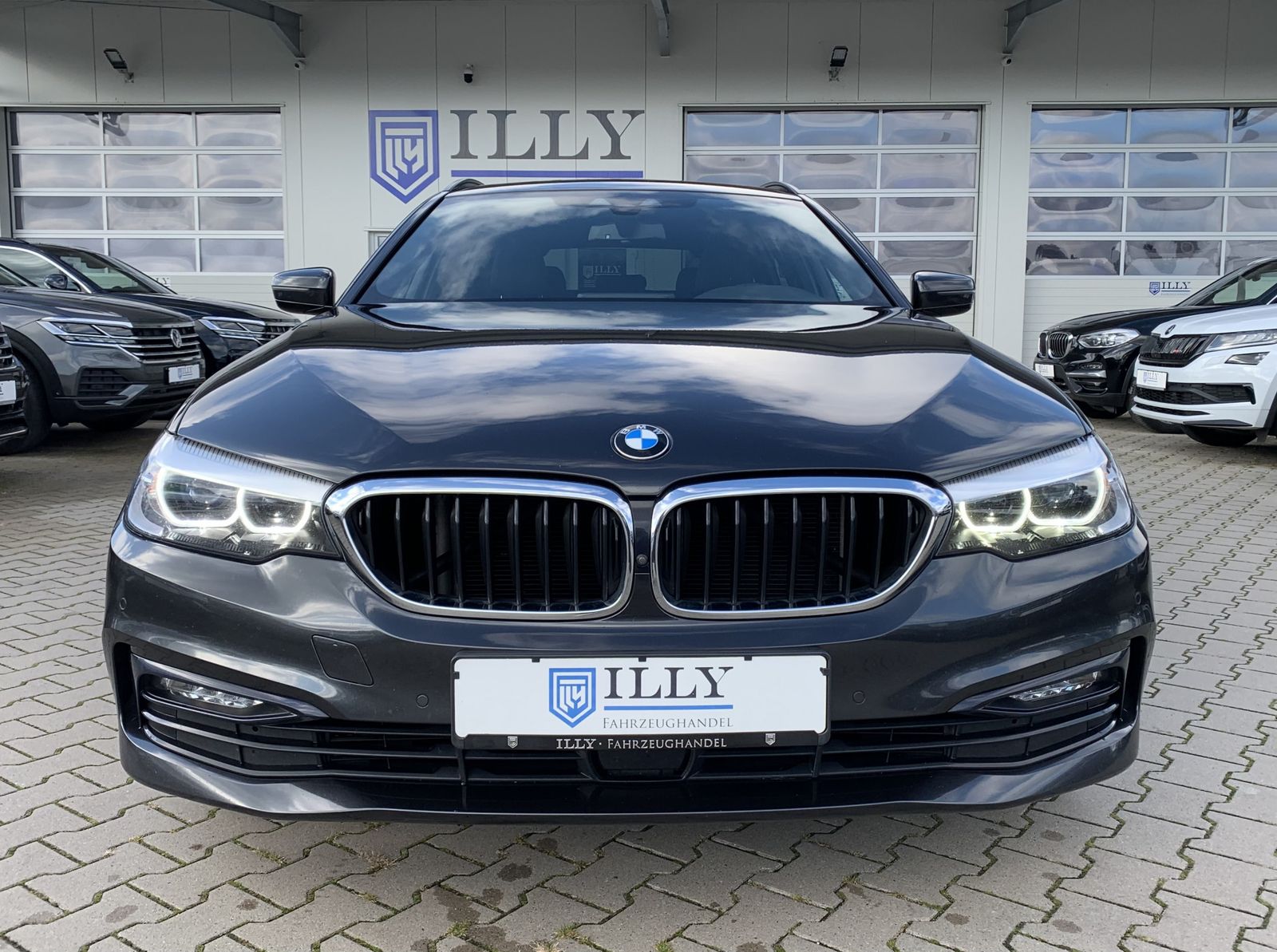 Fahrzeugabbildung BMW 520 d Sport Line*AHK*Digital*360°Cam*Shadowline*