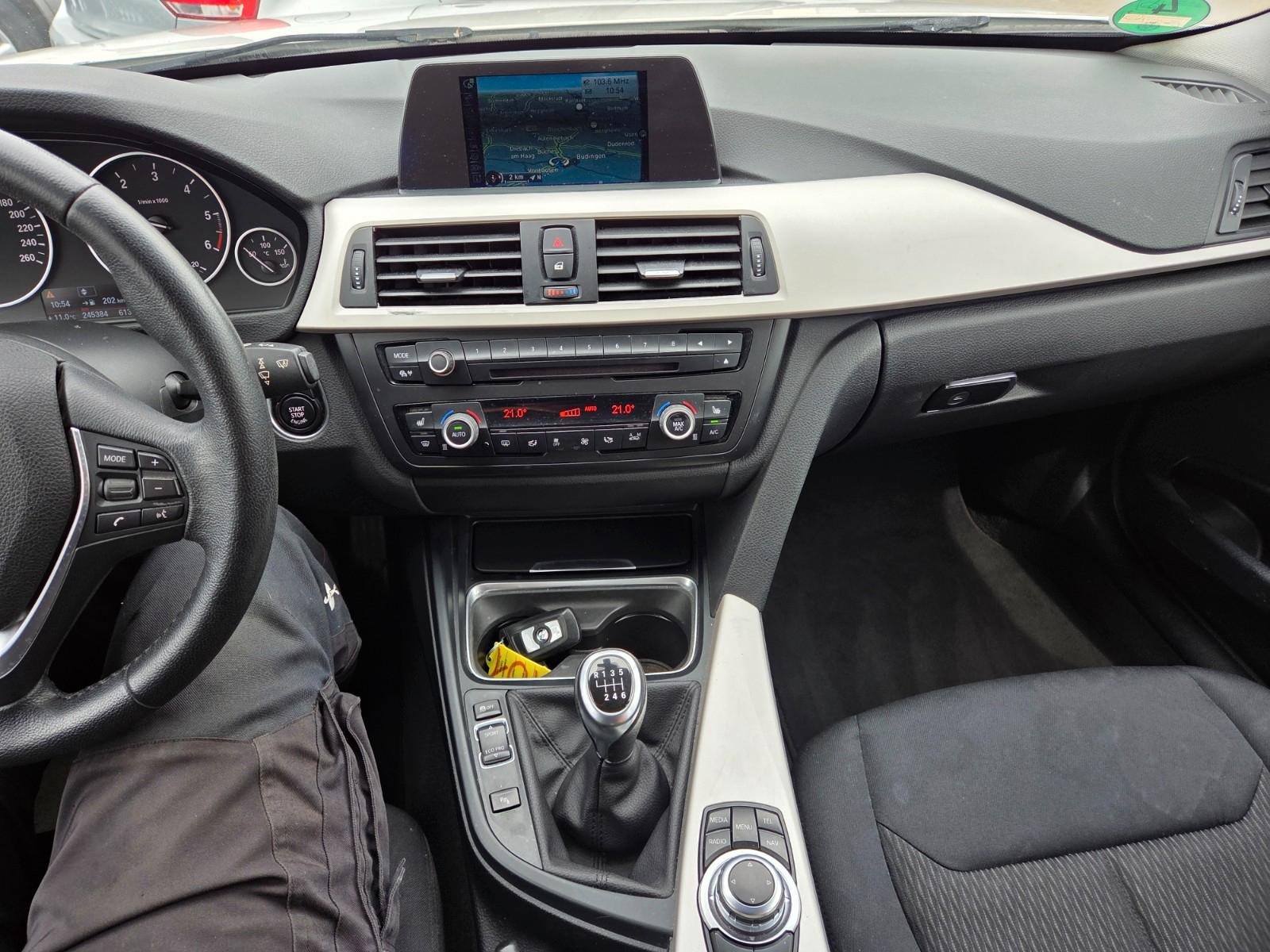 BMW 318 2014 — photo 15