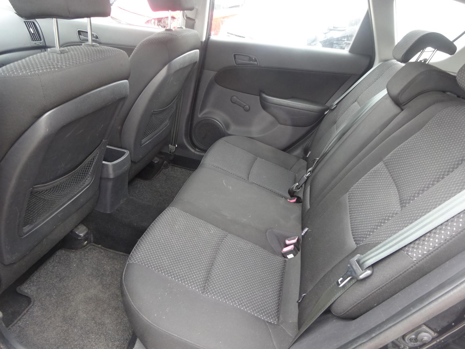 Hyundai i30 2010 — photo 8
