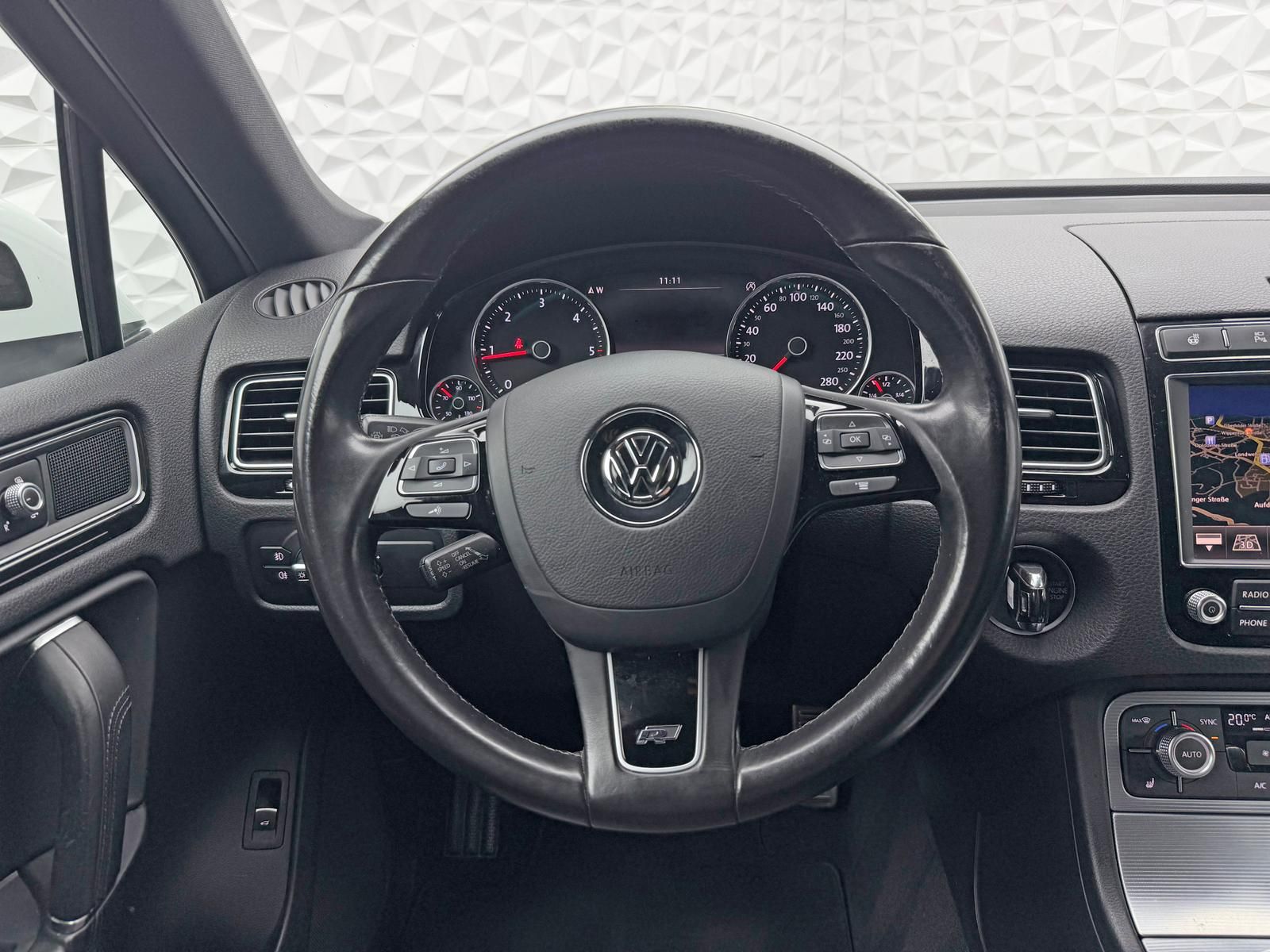 Fahrzeugabbildung Volkswagen 3.0TDI R-LINE/LUFT/4MOTION/PANO/AHK/360°/TR-TECH