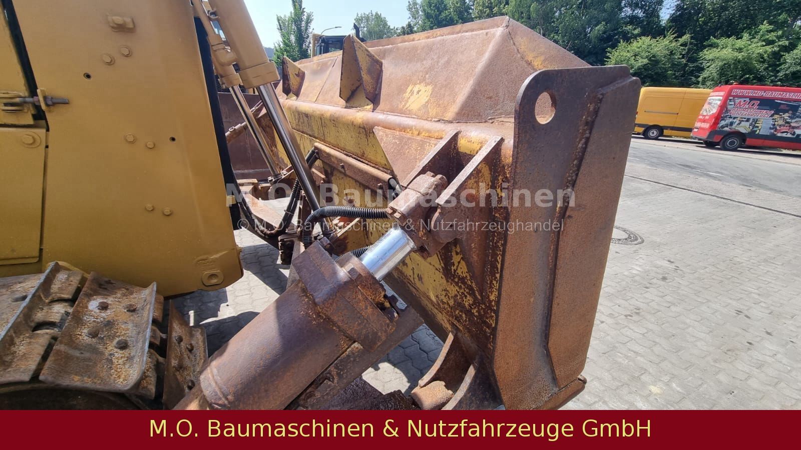 Fahrzeugabbildung CAT D6H Planierraupe / 4. Wegeschild