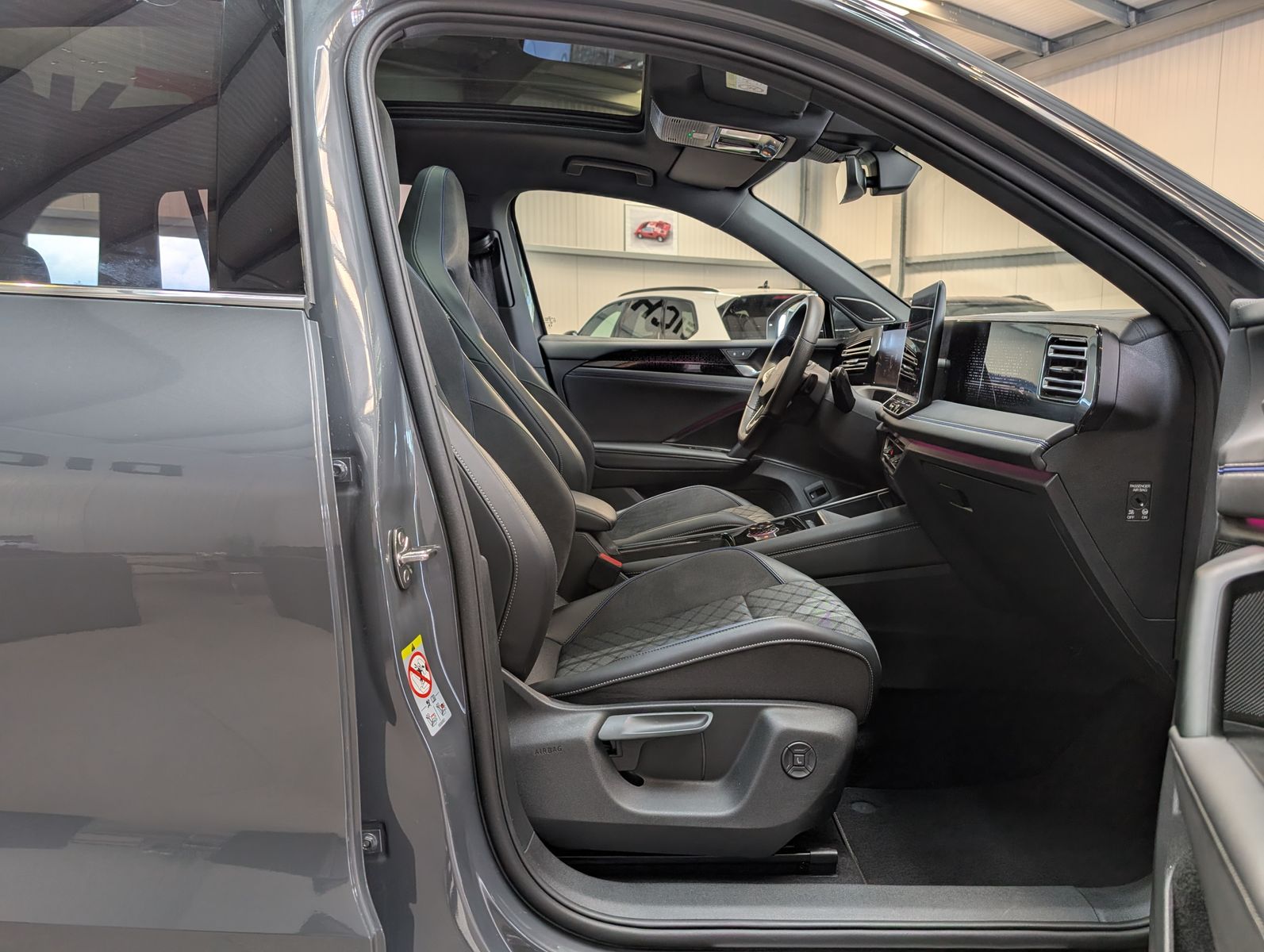 Fahrzeugabbildung Volkswagen Tiguan 2.0TDI R-Line 4M Pano H/K AHK Matrix 20"