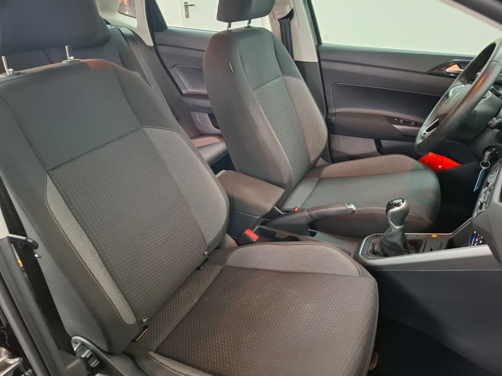 Fahrzeugabbildung Volkswagen Polo Life 1,0 TSI +IQ.Drive + Navi + Licht+Sicht