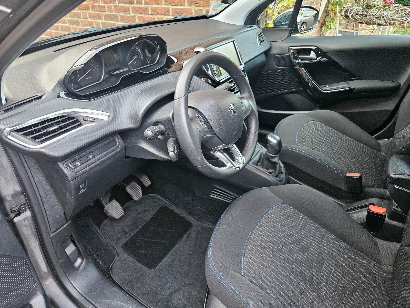 Peugeot e-208