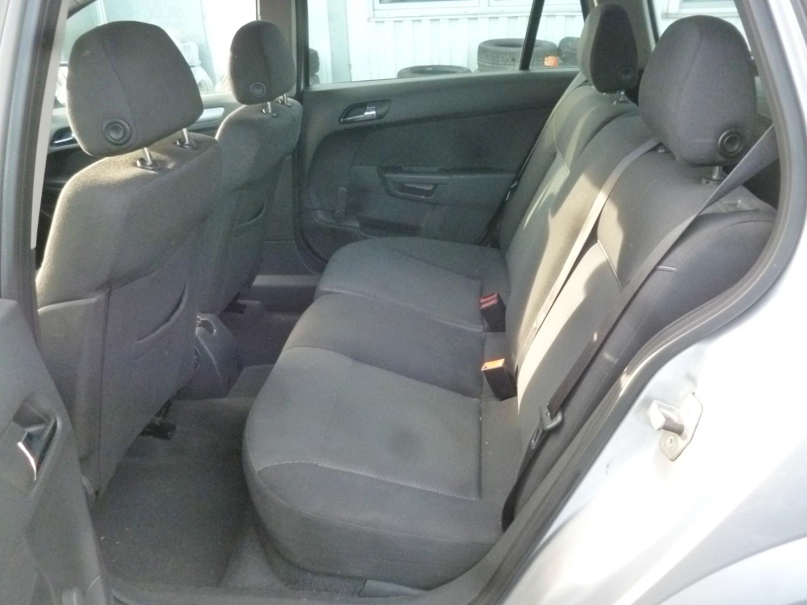 Opel Astra 2010 — photo 12