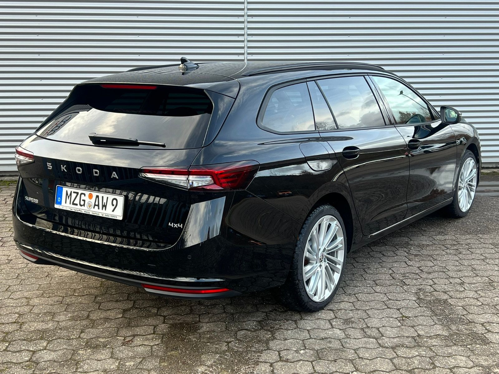 Fahrzeugabbildung SKODA Superb Combi 2.0 TDI 4x4 Navi ACC AHK