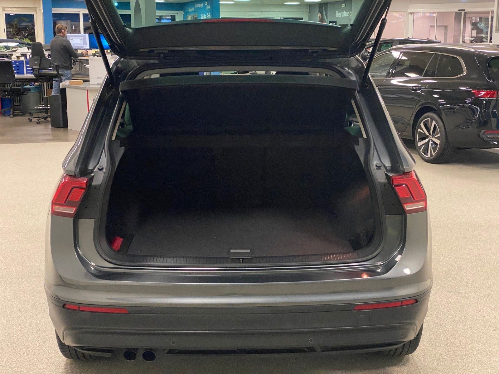 Fahrzeugabbildung Volkswagen Tiguan 1.4 TSI SOUND+1.HAND+NAVIGATION+AHK schw.