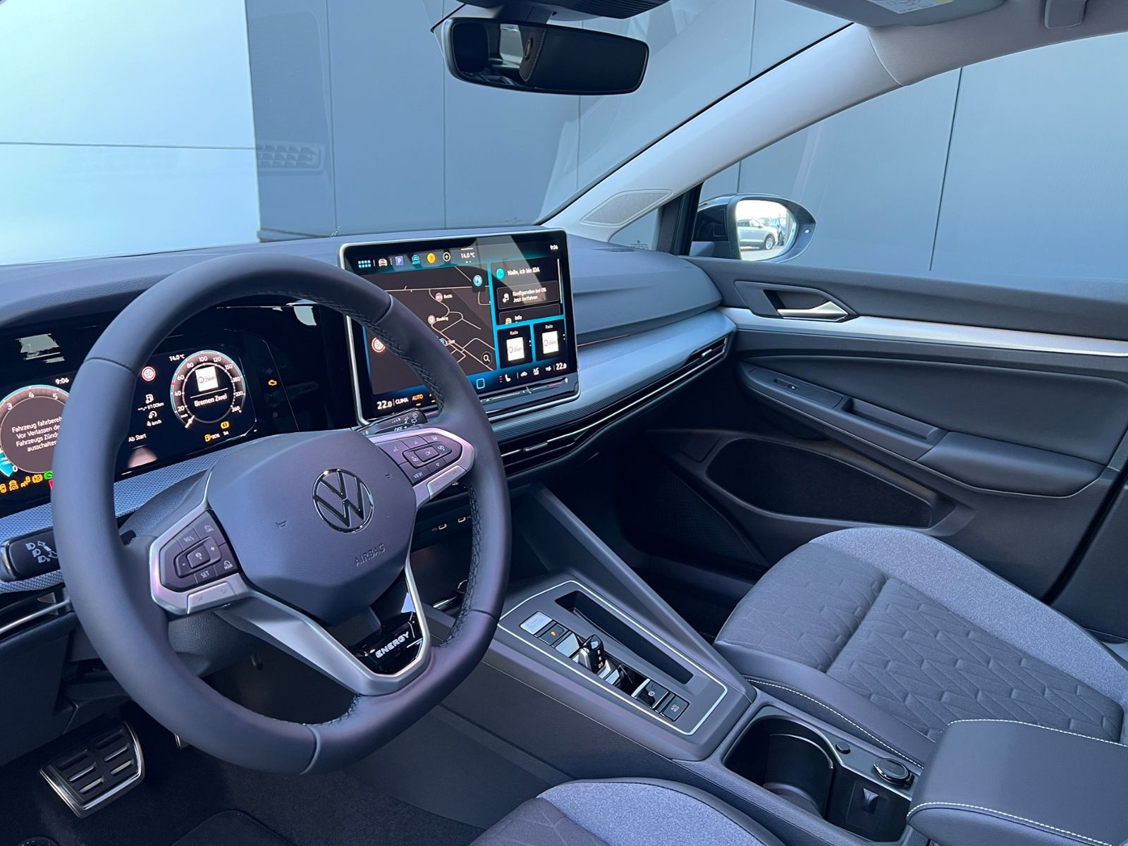 Fahrzeugabbildung Volkswagen Golf Variant  Life 1.5 eTSI DSG *AHK, Plus-Paket