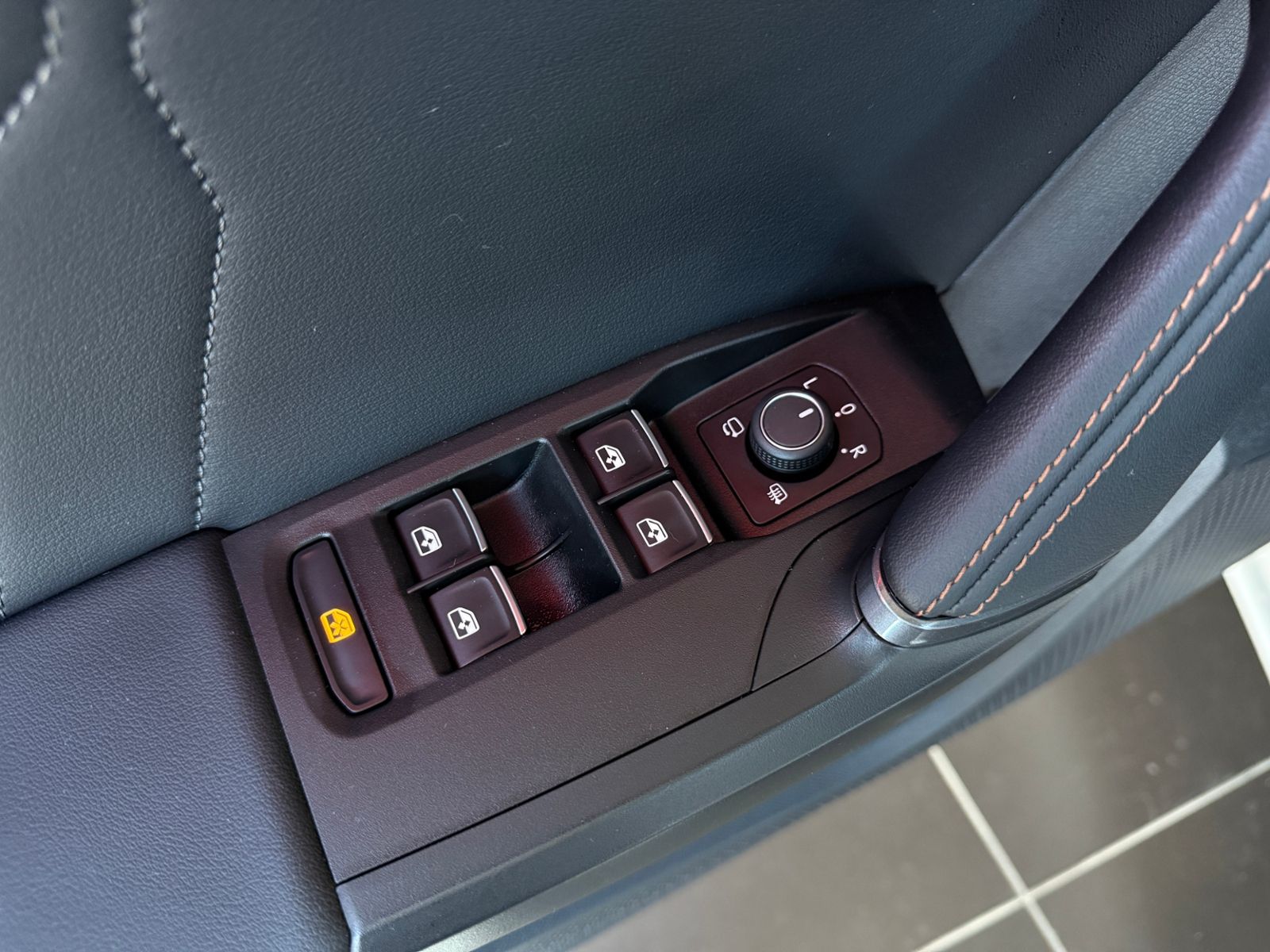 Fahrzeugabbildung CUPRA Leon Sportstourer VZ e-Hybrid ACC LED NAV 19"