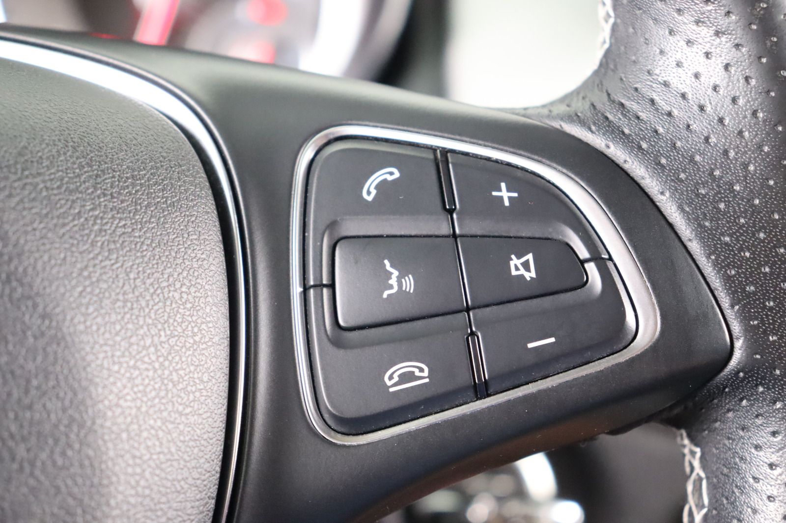 Fahrzeugabbildung Mercedes-Benz GLA 200 Score * Bi- Xenon * Navi * SHZ *