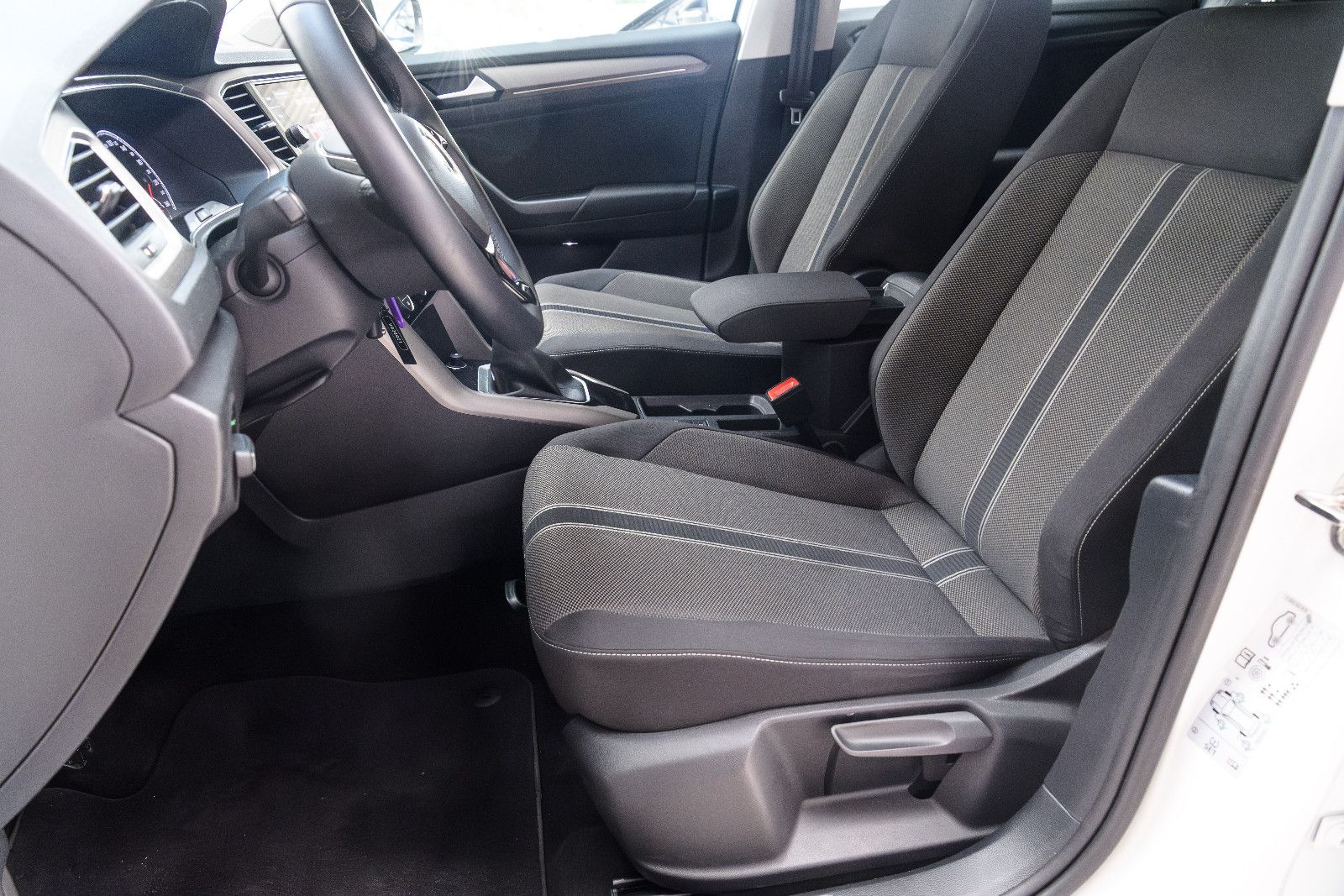 Fahrzeugabbildung Volkswagen T-Roc Style +Bicolor +Navi *GJR+SHZ+LANE ASS