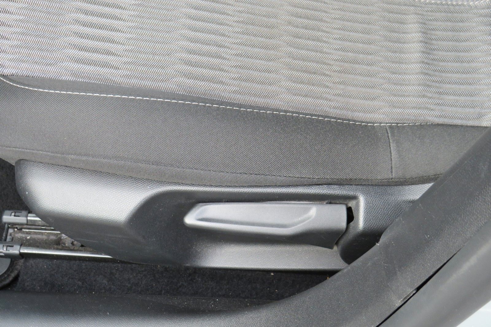 Fahrzeugabbildung Opel Corsa F Edition AUTOMATIK NAVI SITZH. PDC 1.HD