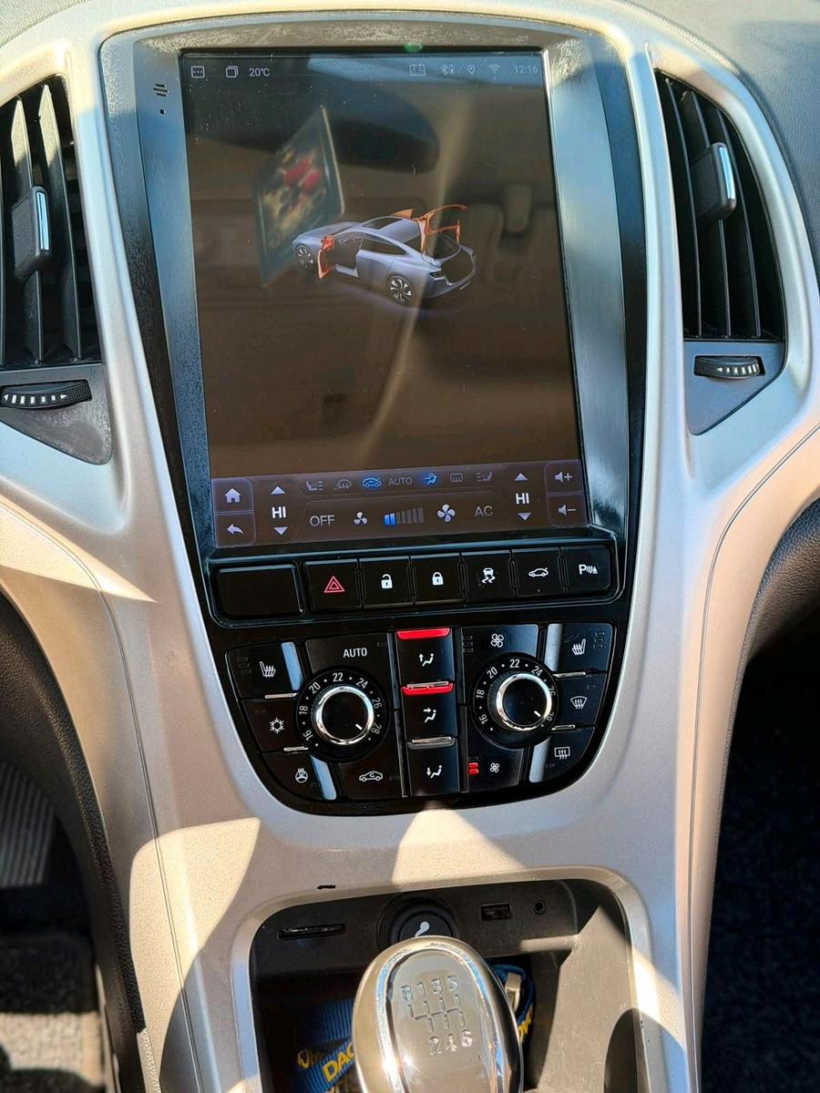Opel Astra 2013 — interior