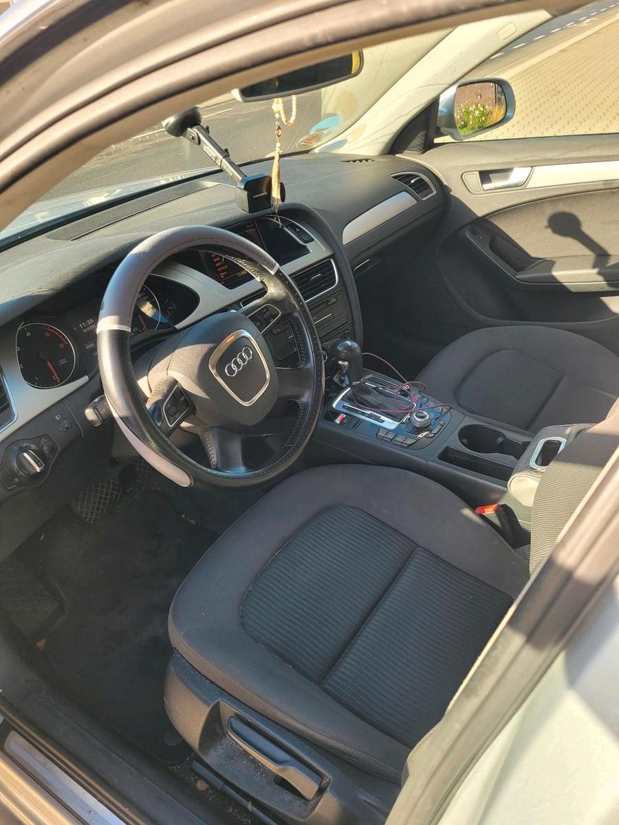 Audi A4 2010 — photo 7