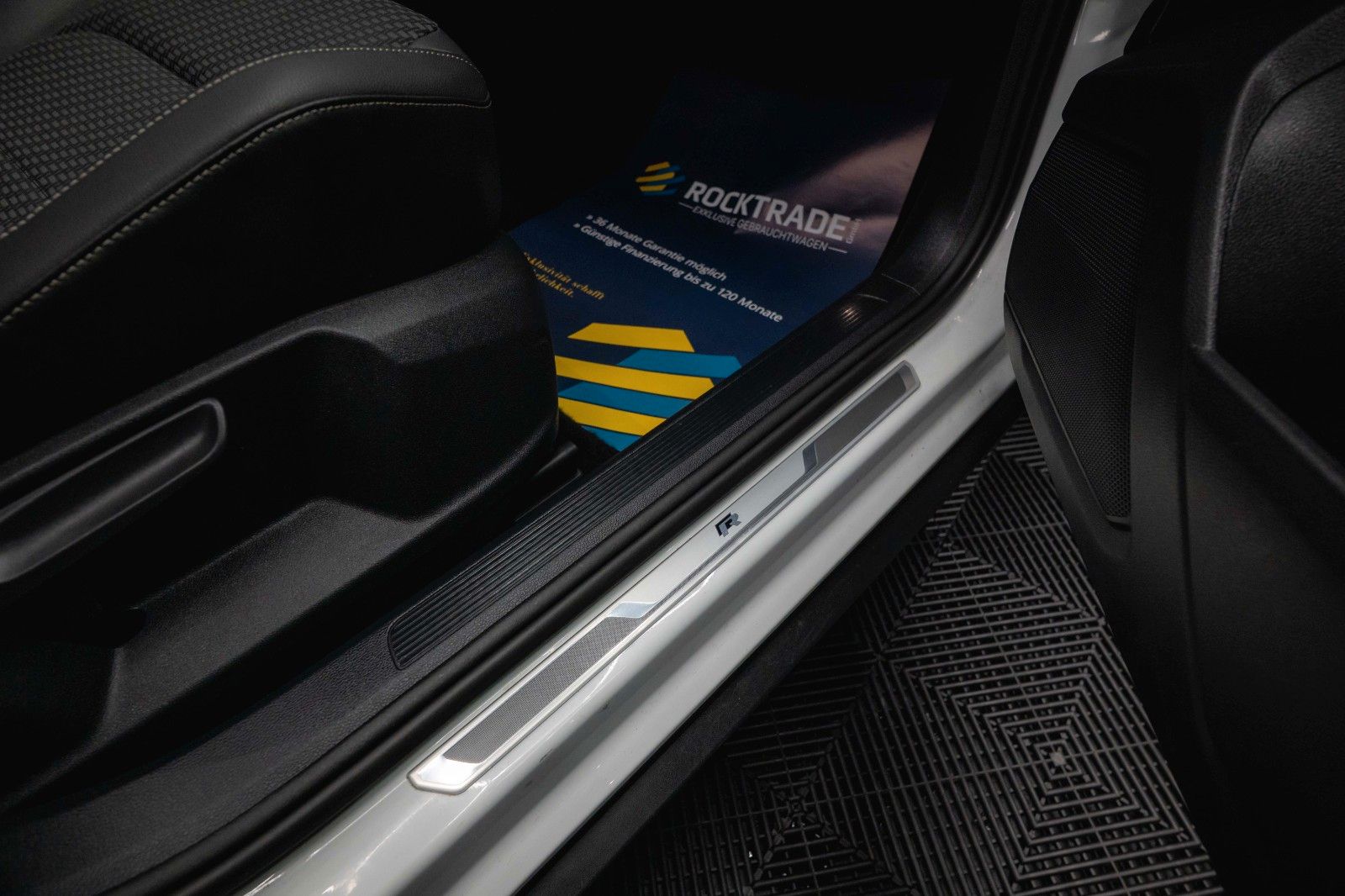 Fahrzeugabbildung Volkswagen T-Roc R 4Motion Performance *ACC*DCC*Pano*LED*