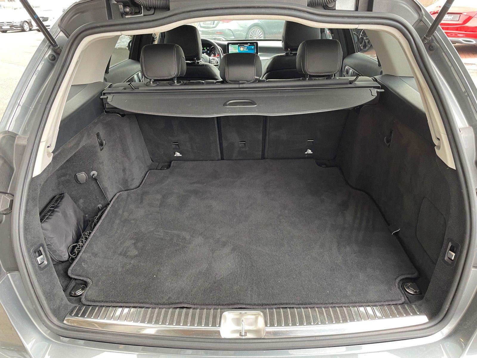 Fahrzeugabbildung Mercedes-Benz C 200 T AMG+Burm+AHK+Ambiente+360+Night