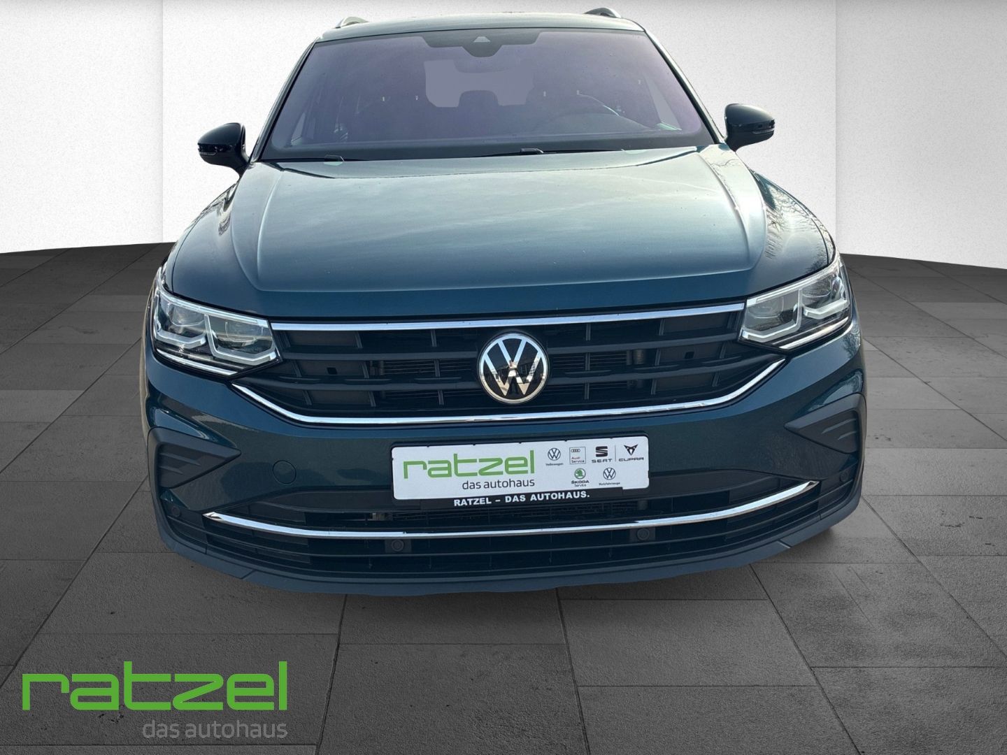 Fahrzeugabbildung Volkswagen Tiguan Life 2.0 TDI DSG Sportpaket Navi Digitale