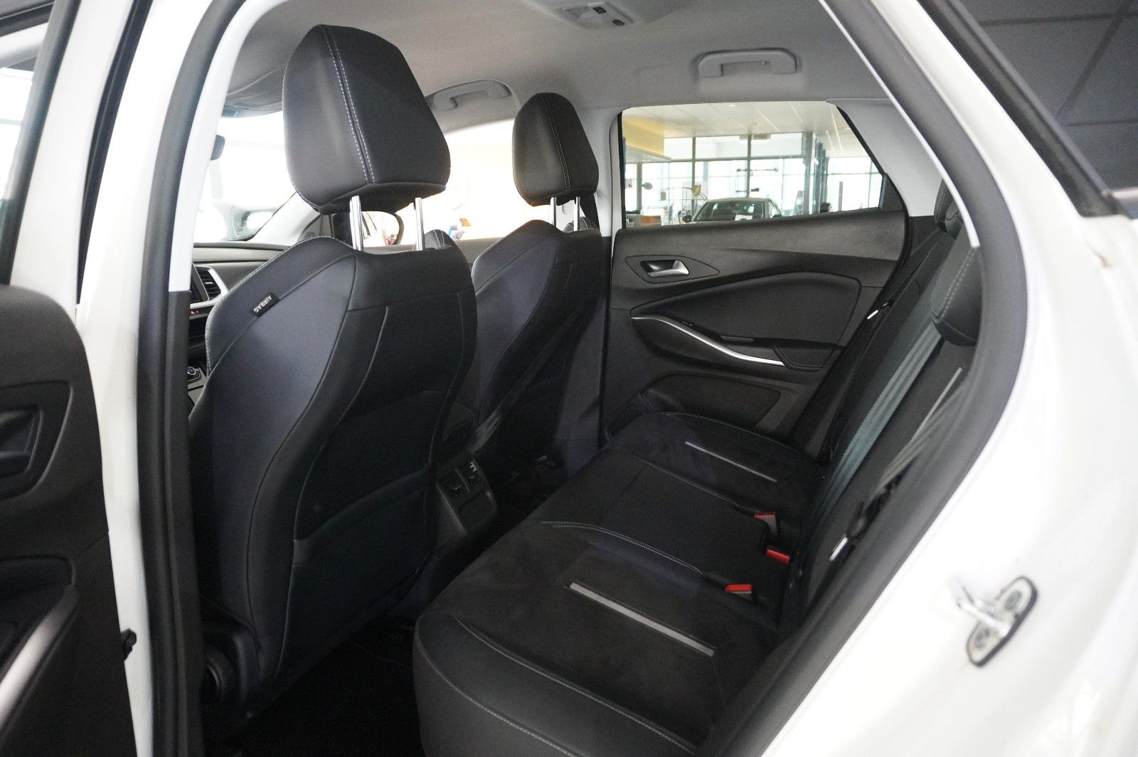 Fahrzeugabbildung Opel Grandland (X) 1.6T GSe HYBRID 4X4 NAVI/LED/SPORT