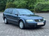 Volkswagen Passat 1,6 Klima SHZ TÜV 10,2026 - Volkswagen Passat aus 2003: Kombi