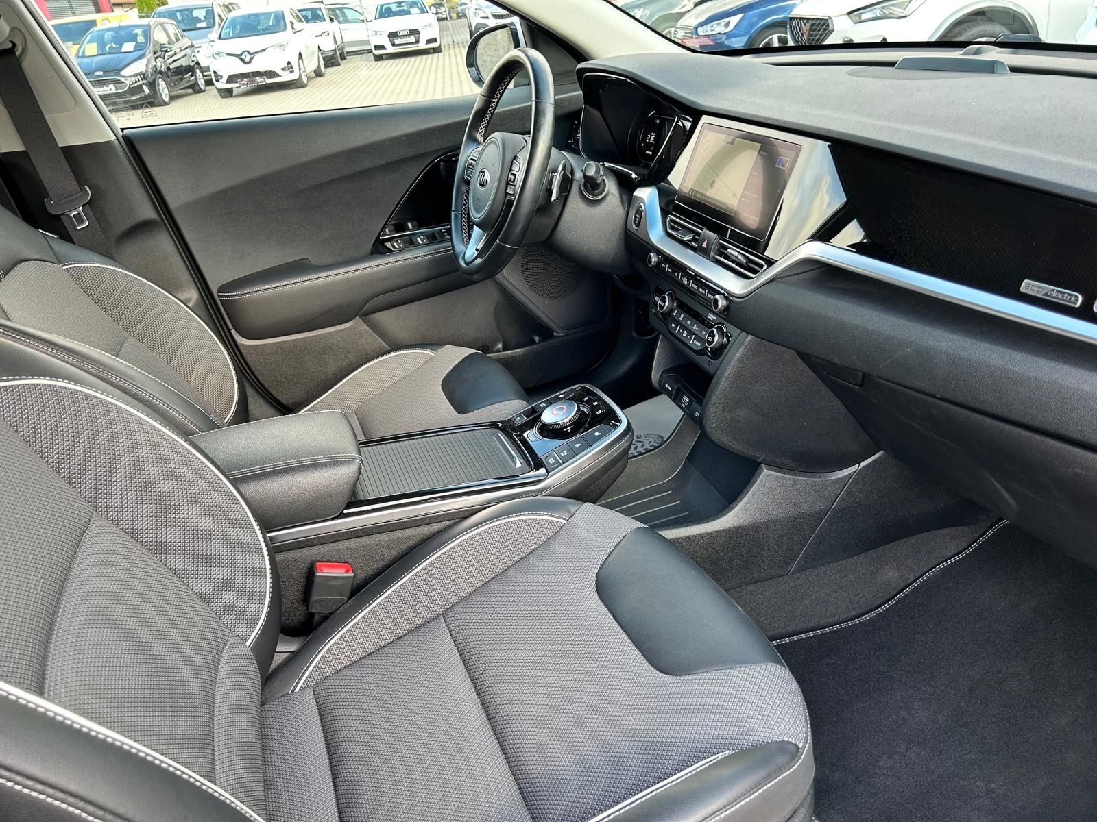 Fahrzeugabbildung Kia e-Niro°64 kWh°Leder°CCS°Kamera°1.Hand