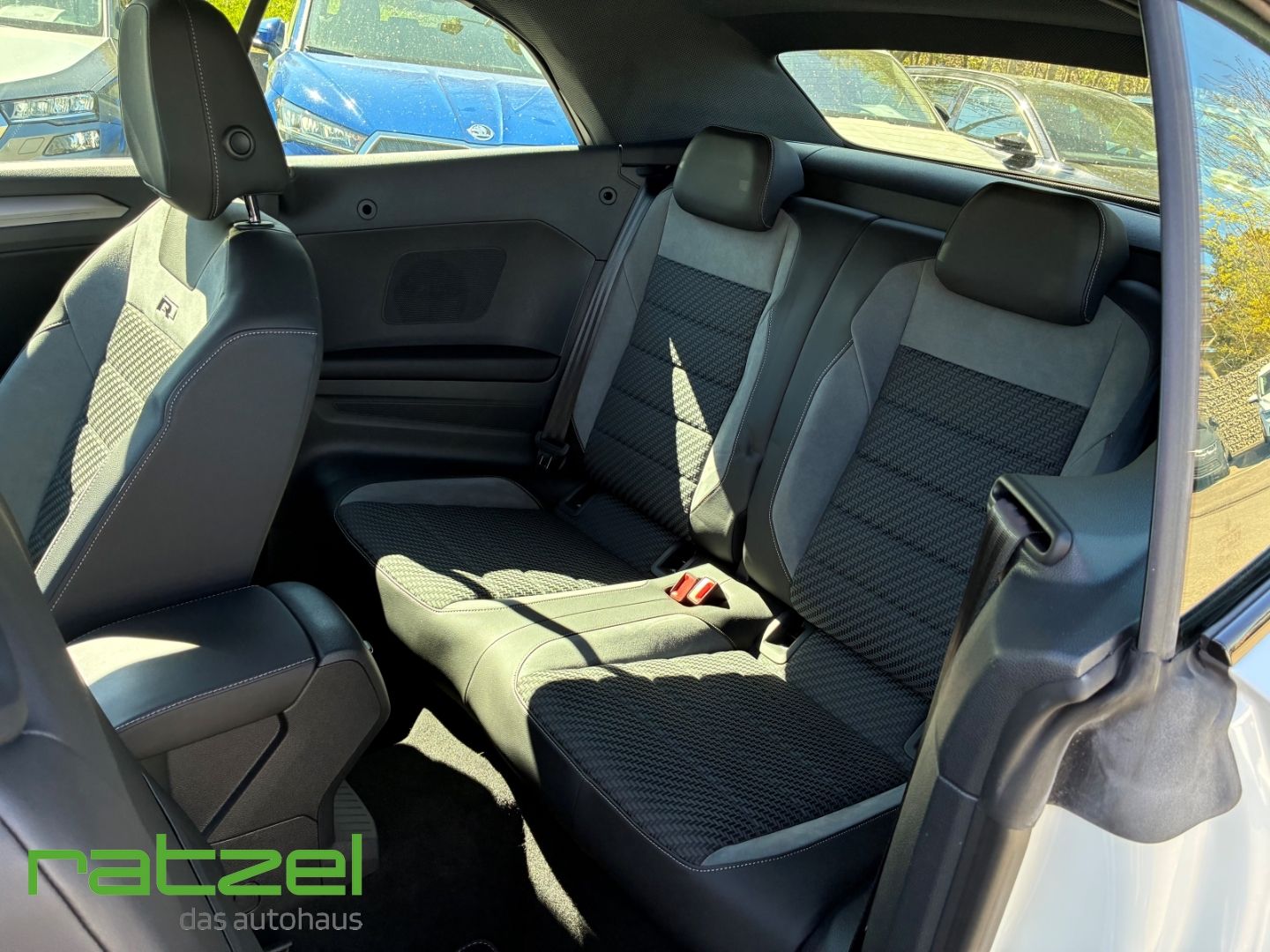 Fahrzeugabbildung Volkswagen T-Roc Cabriolet R-Line 1.5 TSI DSG Navi App Conn