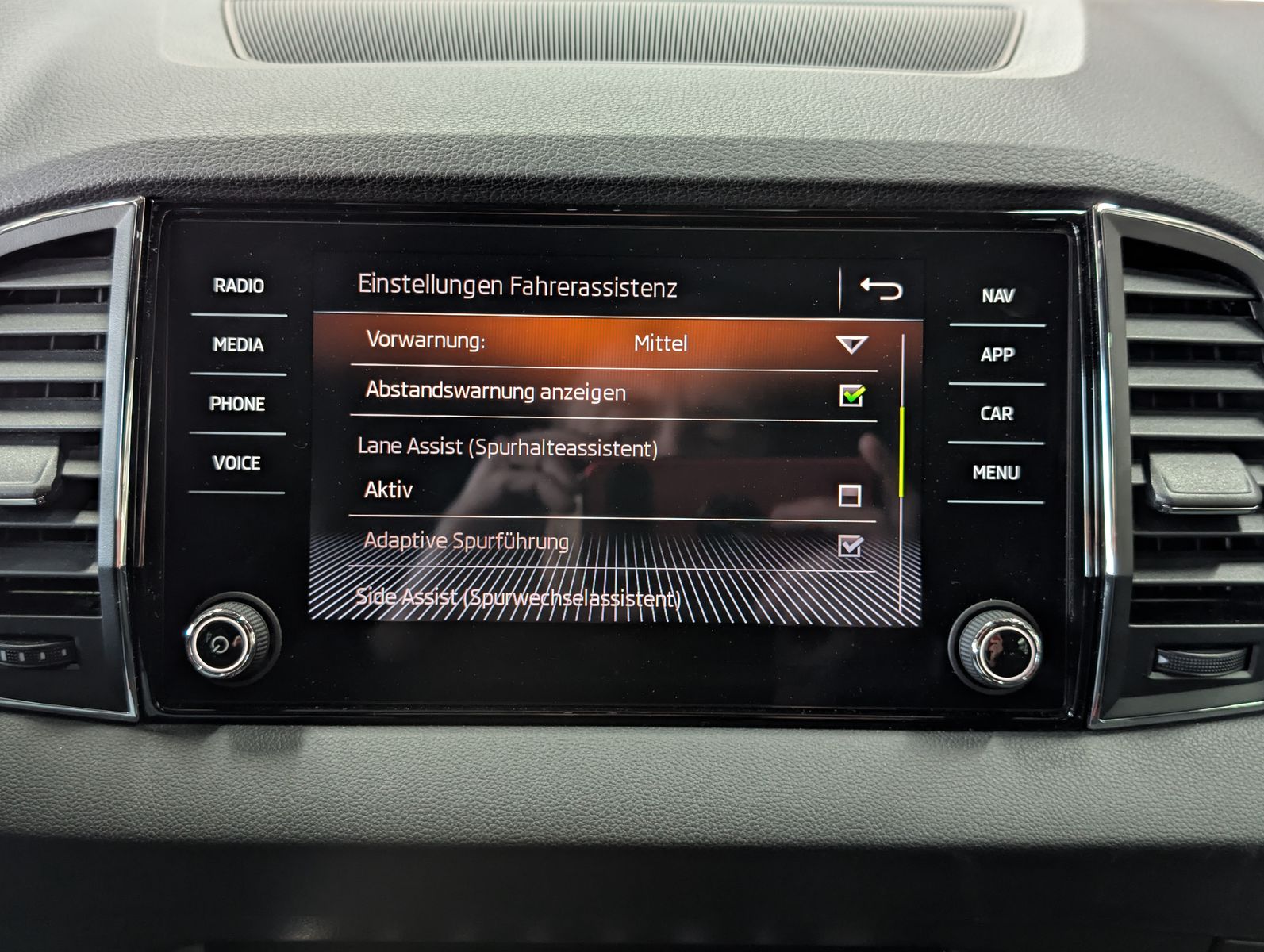 Fahrzeugabbildung SKODA Karoq Sportline 4x4 2.0 TSI ACC APP 4xSHZ AMBI
