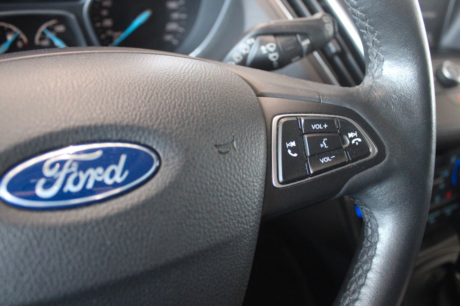 Fahrzeugabbildung Ford C-Max 1,5 Titanium Automatik NAVI AHK WinterPak