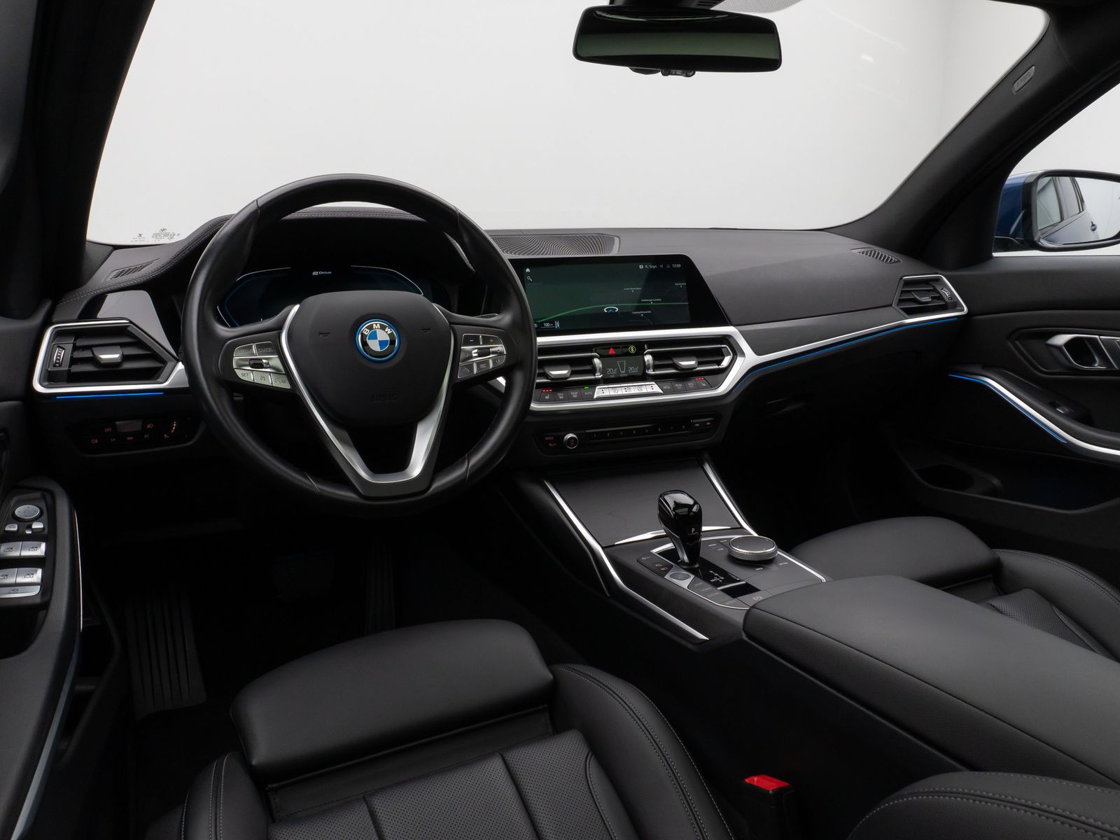 Fahrzeugabbildung BMW 330e xD Luxury Line Panorama Kamera HUD DAB AHK