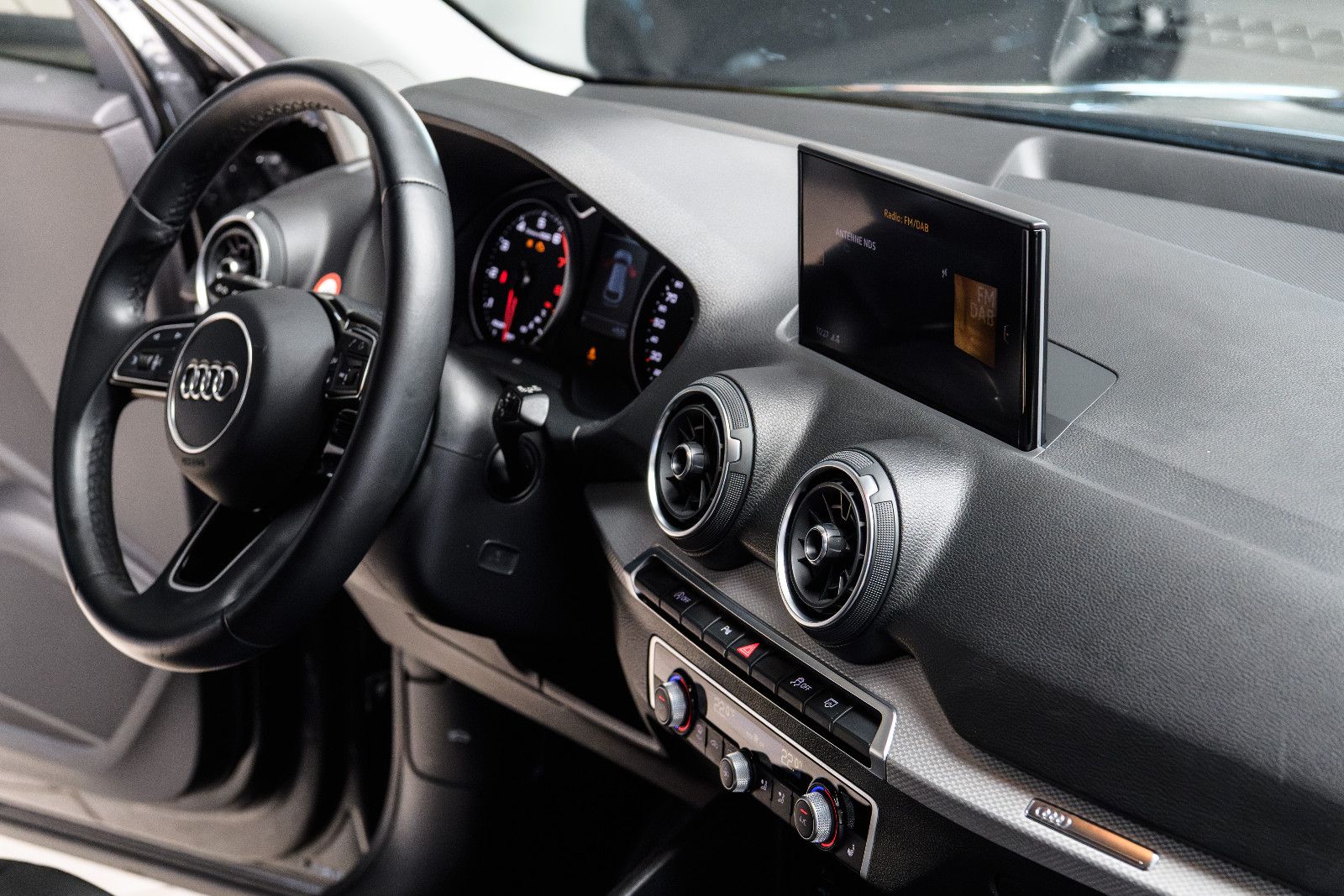 Fahrzeugabbildung Audi Q2 35 TFSI S tronic LED/SZH/RFK/NAVI/GJR